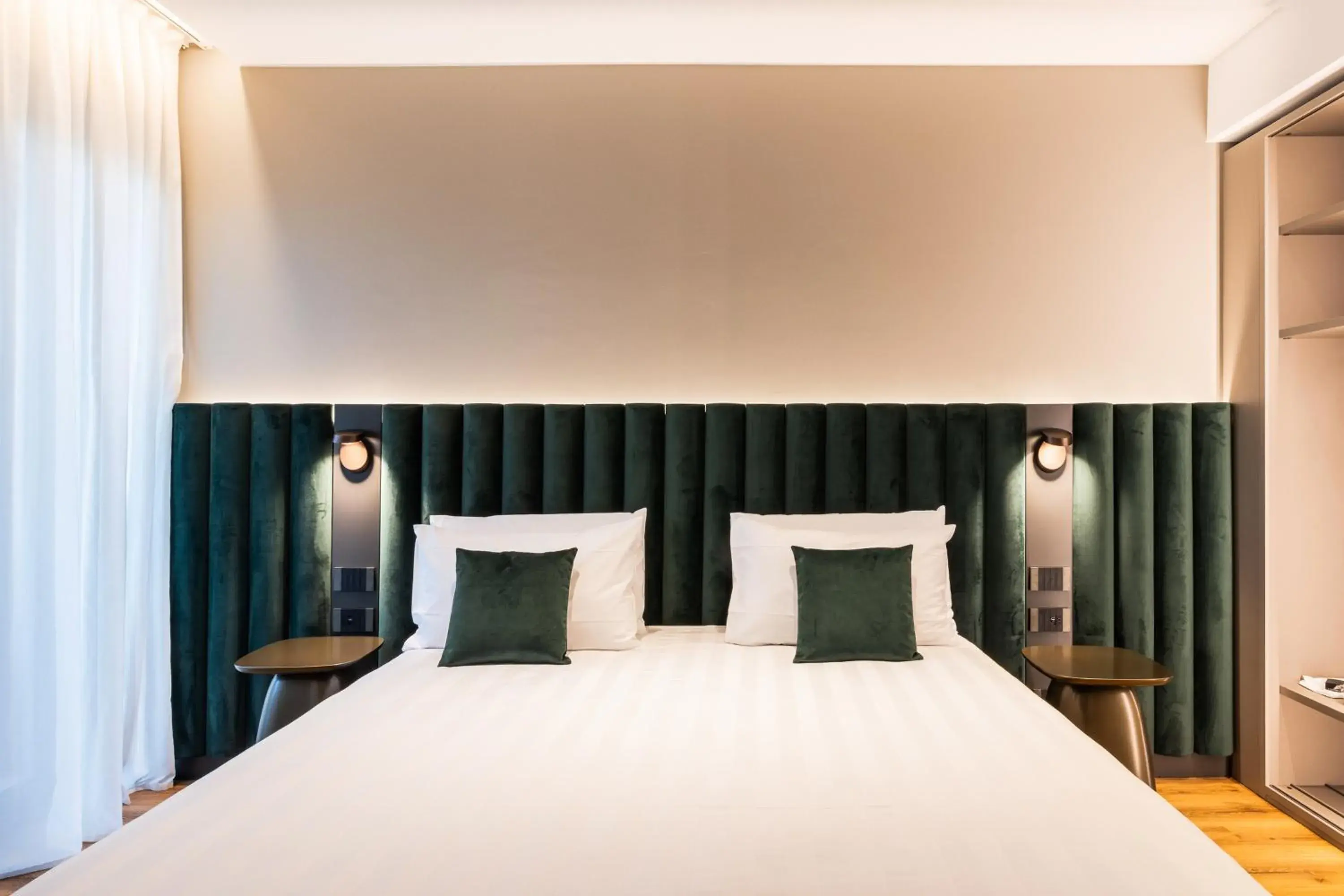 Bedroom, Bed in Como Hills Bedroom, Bed in Como Hills