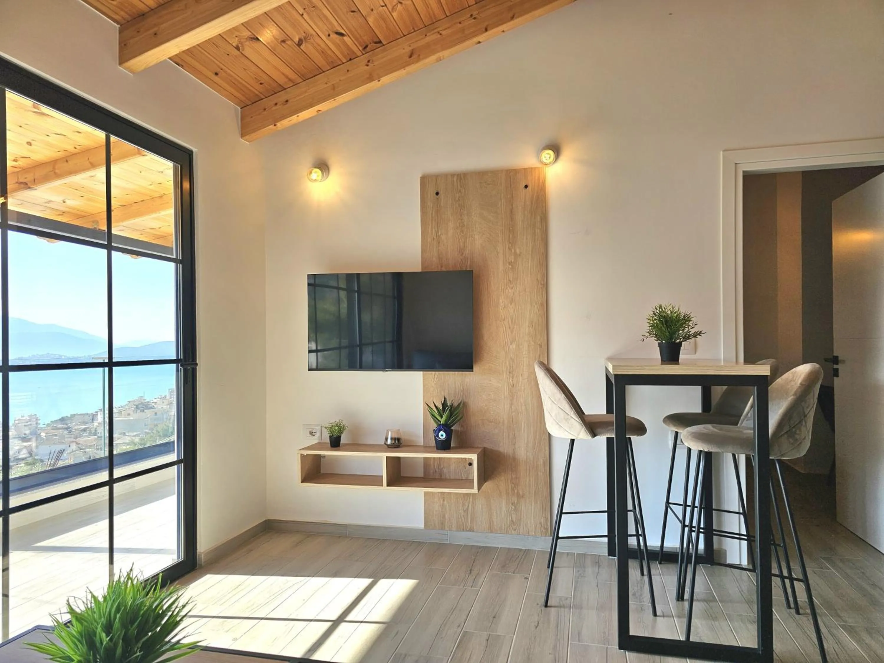 Communal lounge/ TV room in Villa Arta Apartments