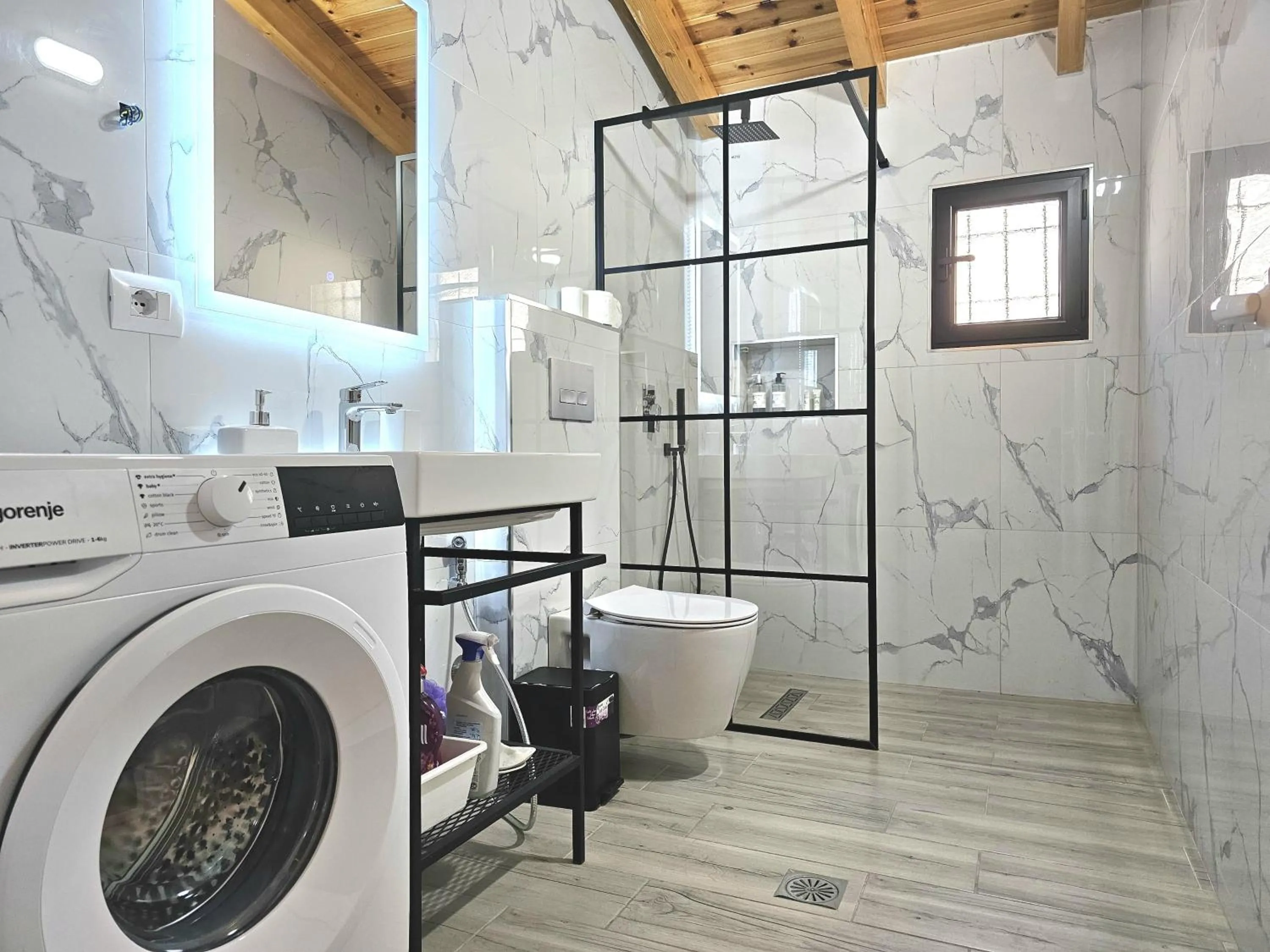 Shower in Villa Arta Apartments