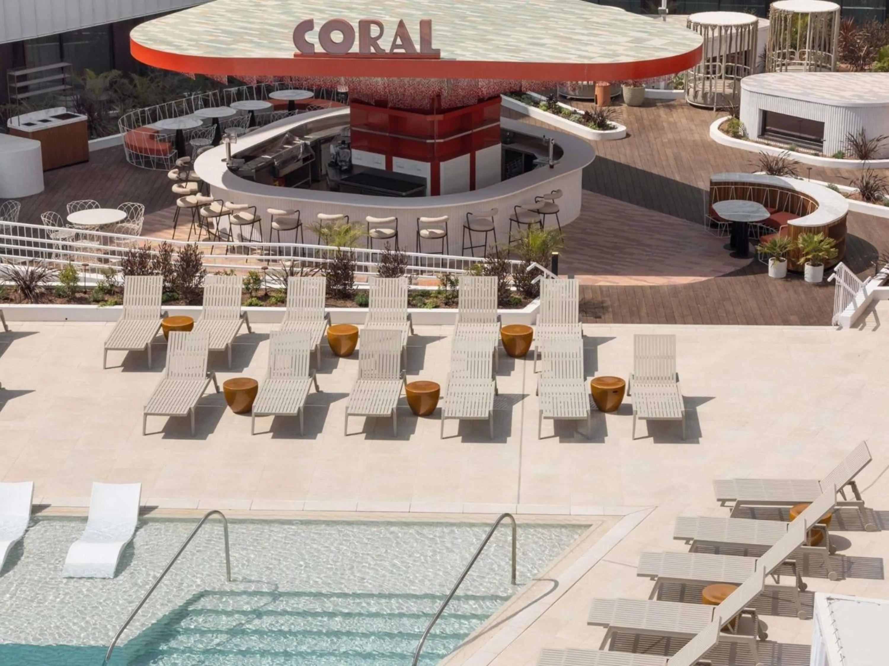 Lounge or bar in SLS Barcelona