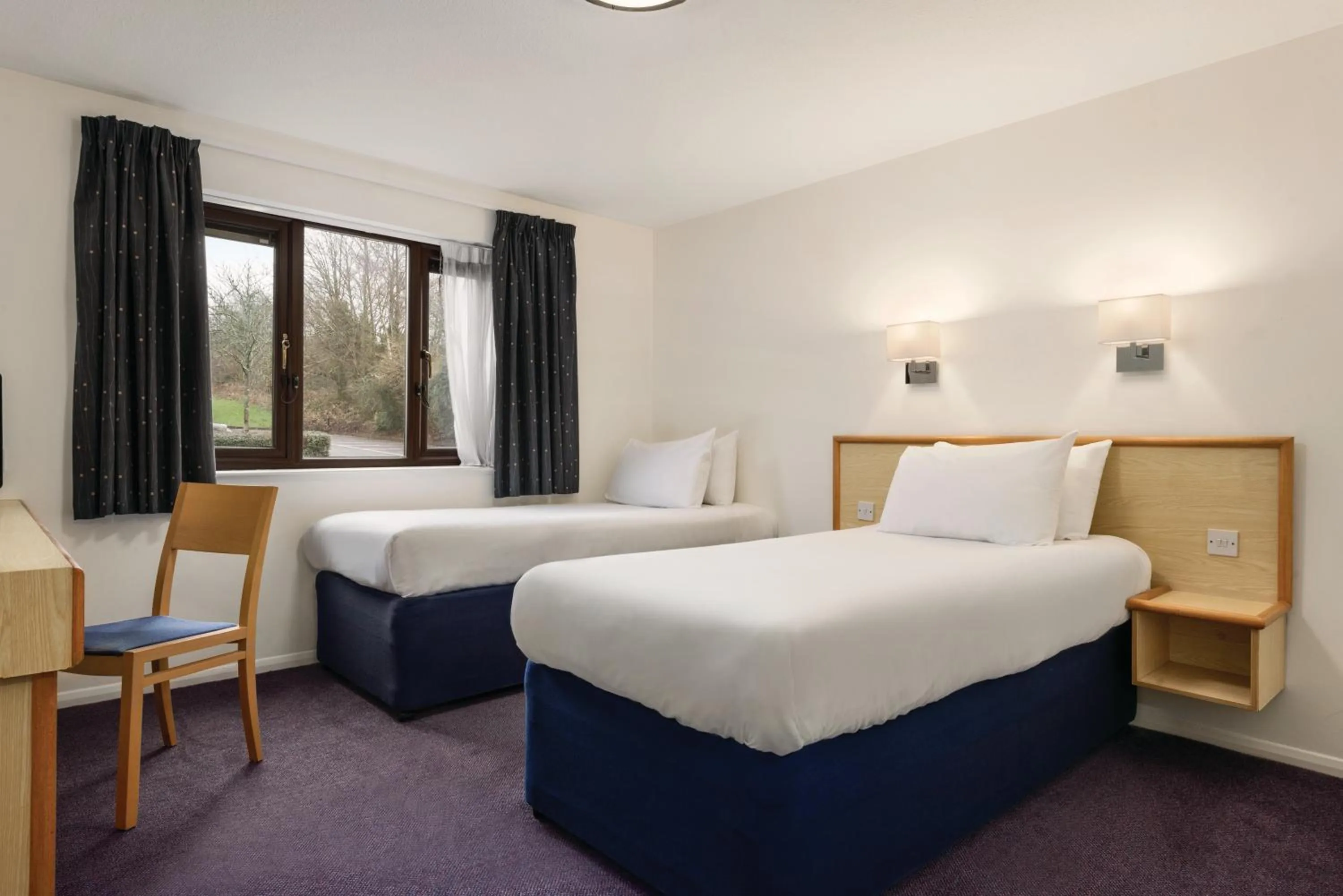 Photo of the whole room, Bed in Days Inn Bridgend Cardiff
