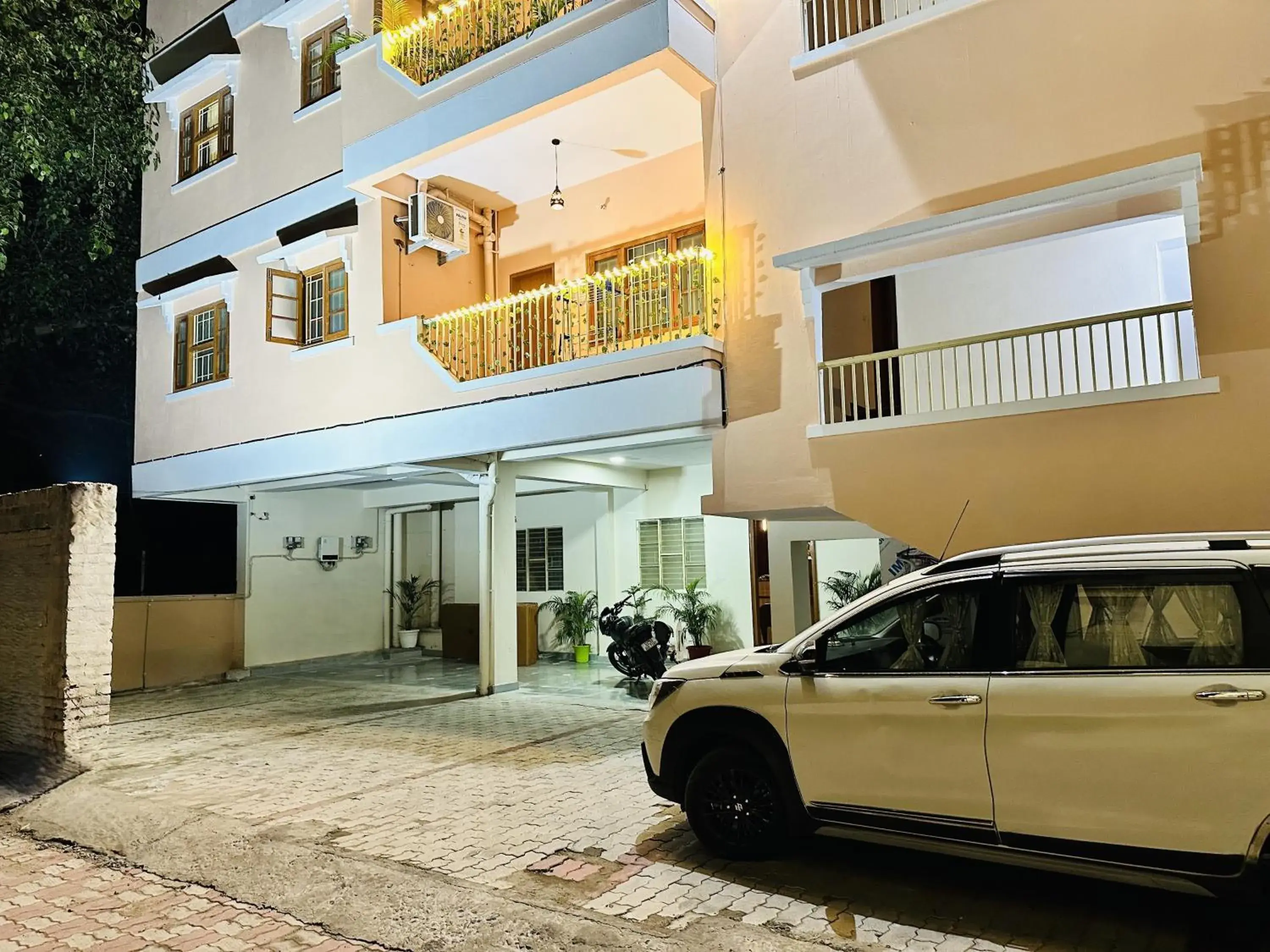 Property building in ZoomStay - 3BHK Apartments Property building in ZoomStay - 3BHK Apartments