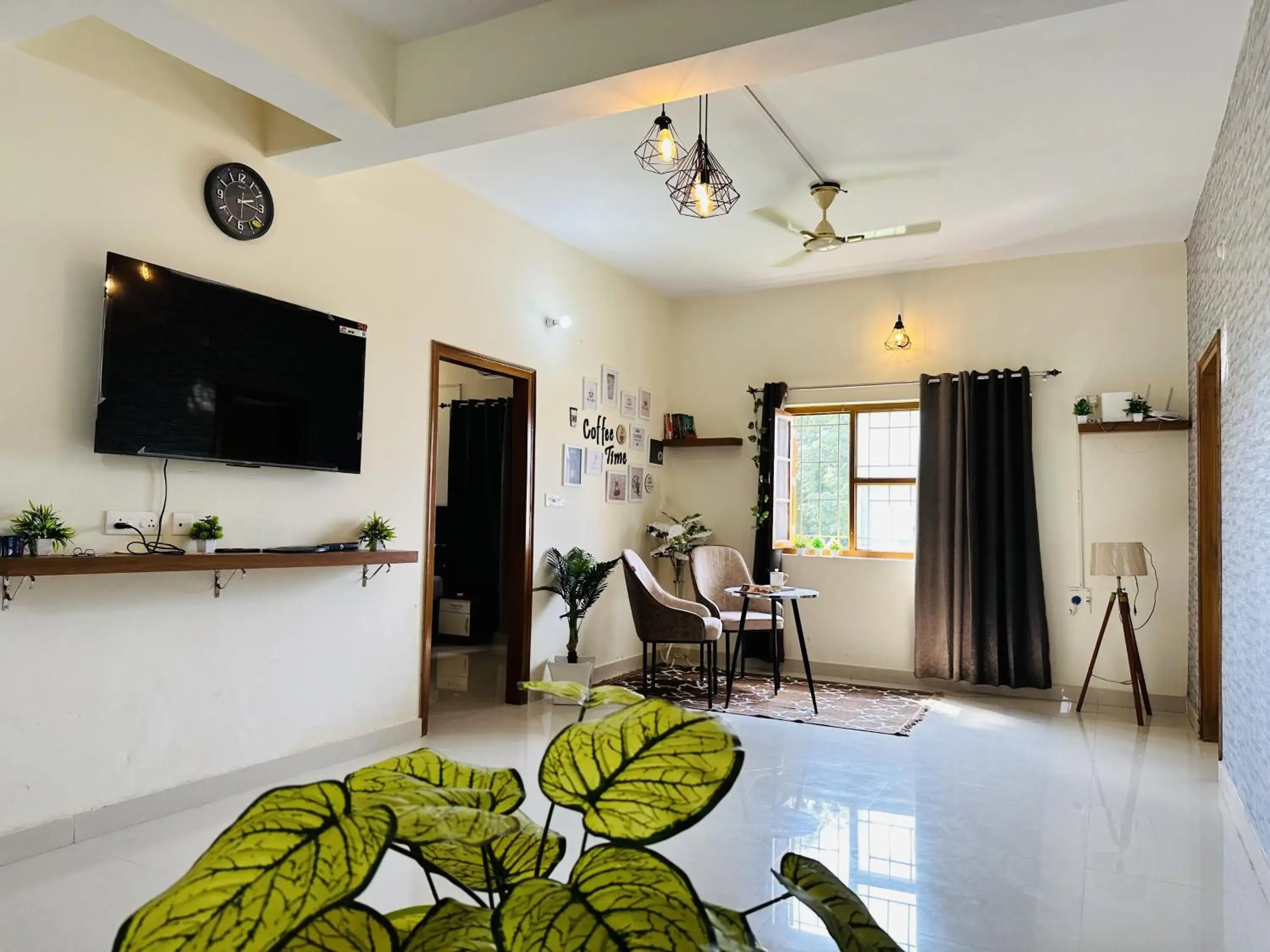 Living room in ZoomStay - 3BHK Apartments Living room in ZoomStay - 3BHK Apartments