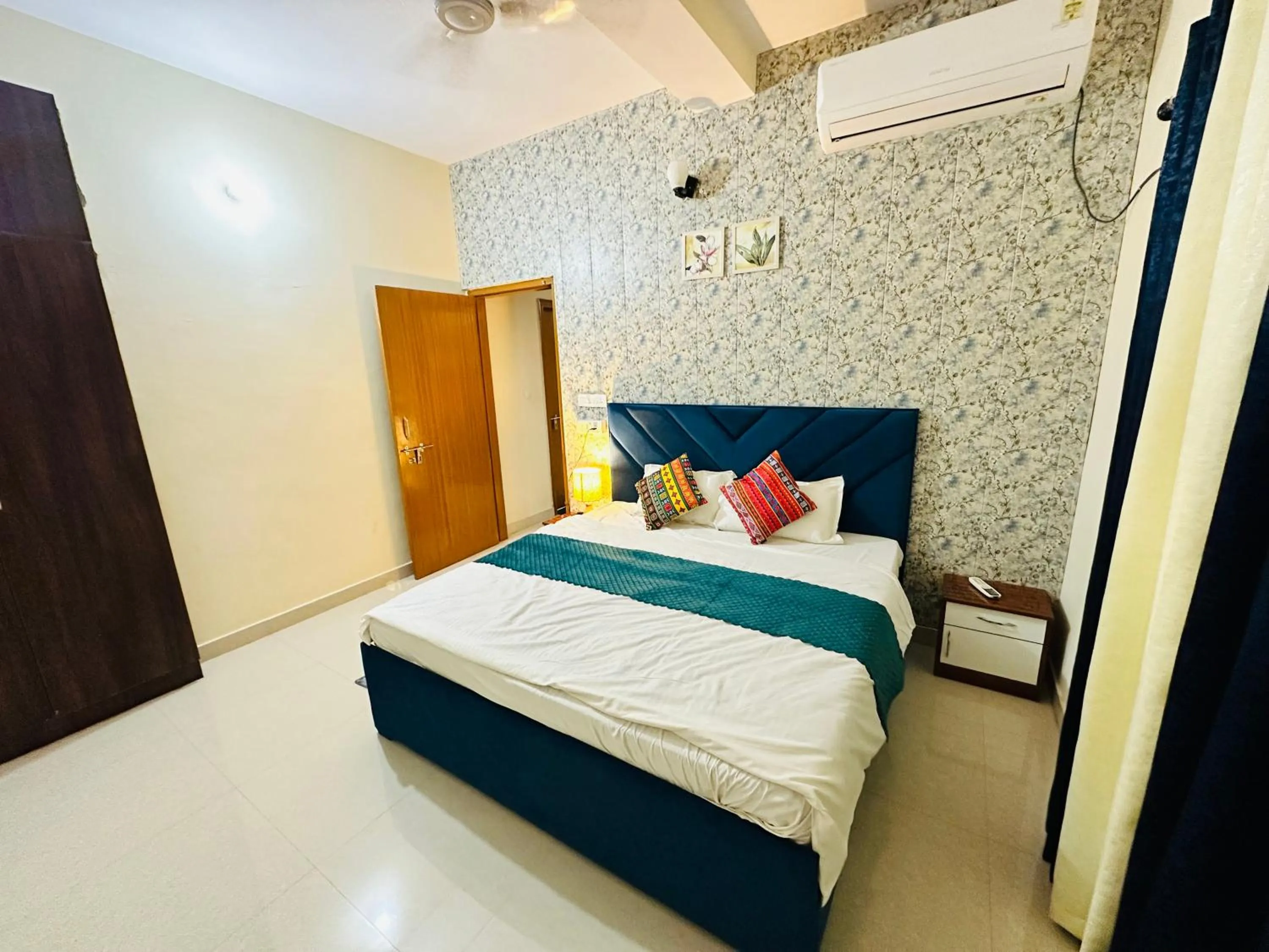 Bed in ZoomStay - 3BHK Apartments