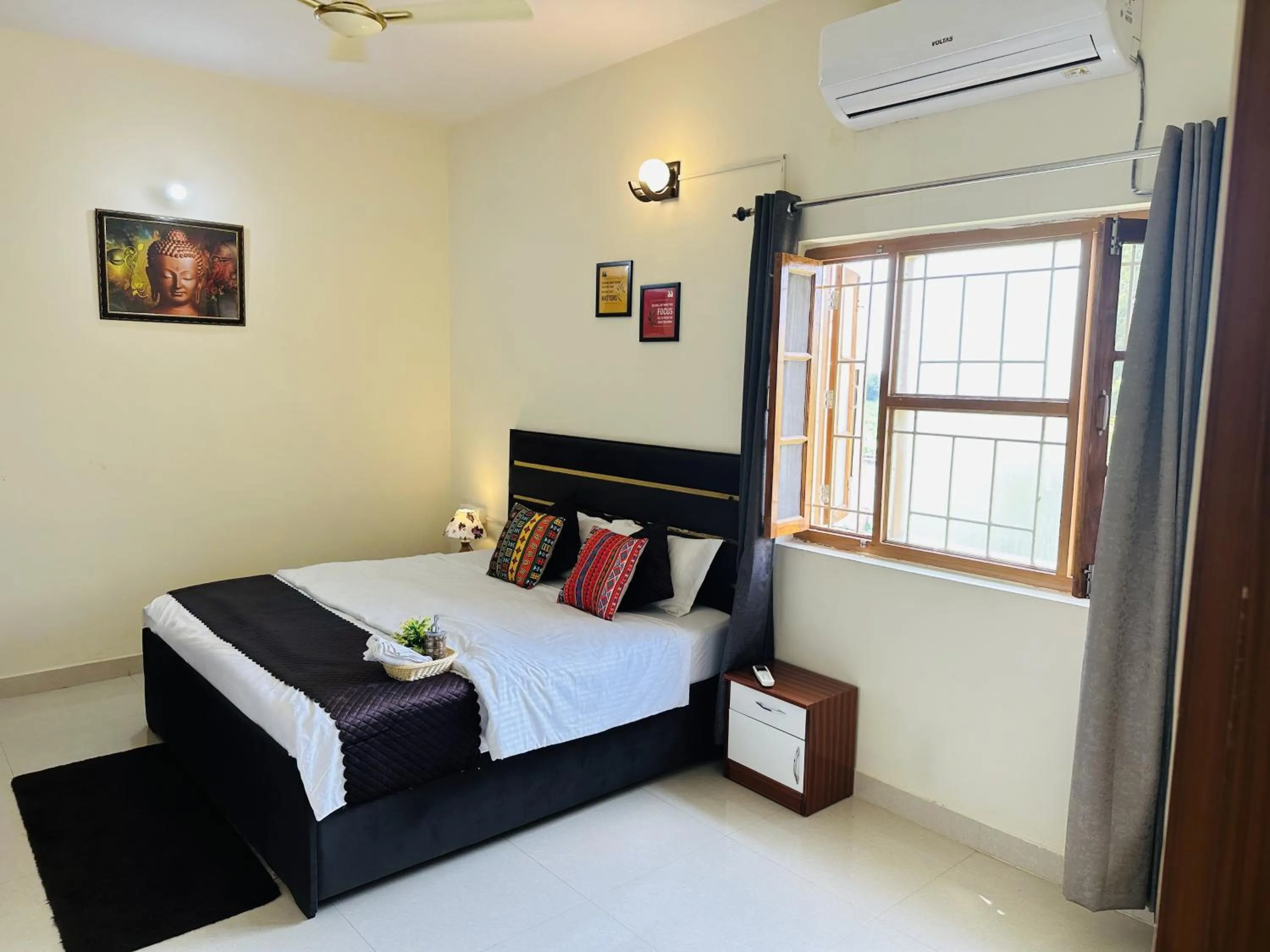 Bed in ZoomStay - 3BHK Apartments