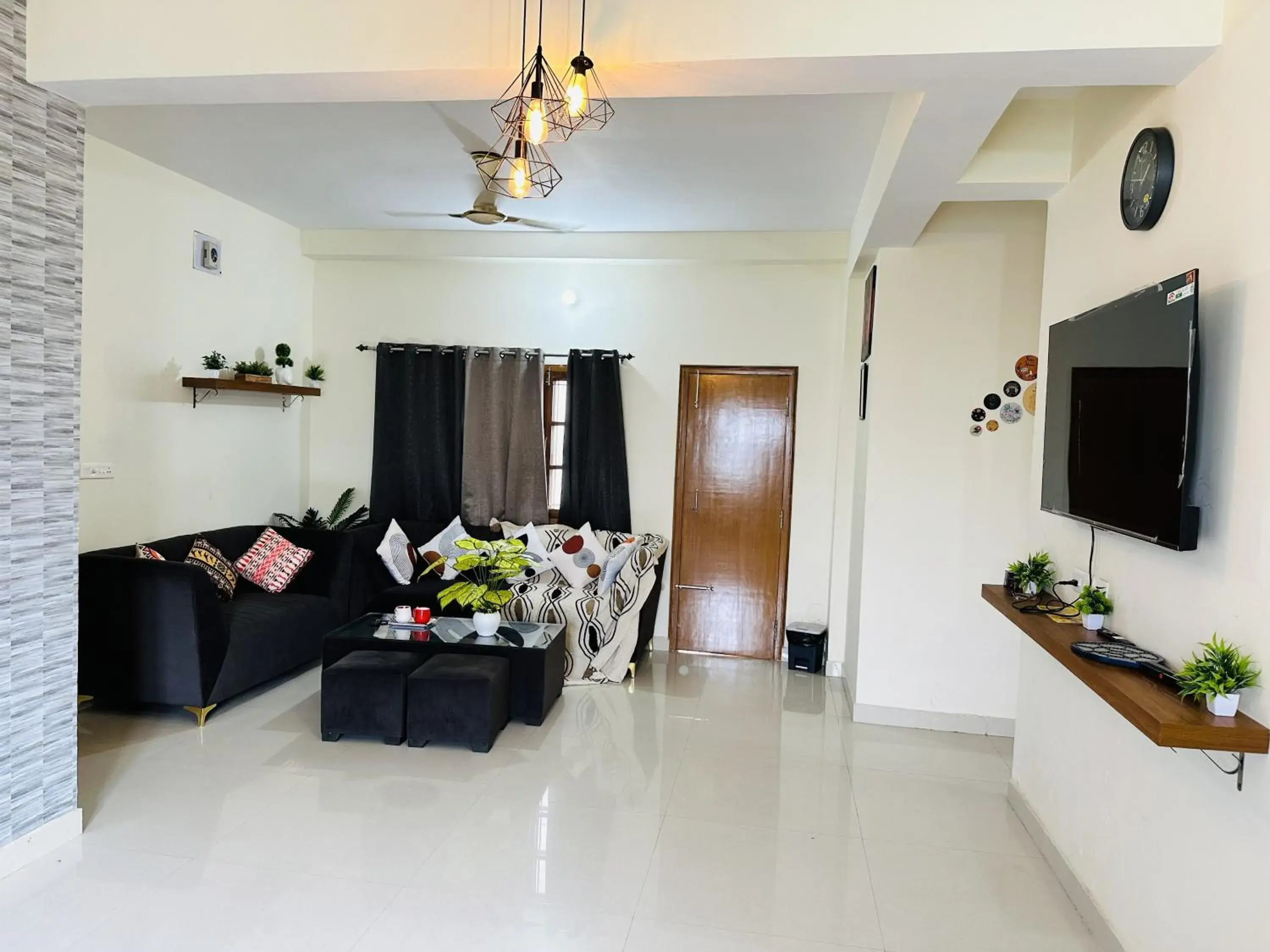 Living room in ZoomStay - 3BHK Apartments Living room in ZoomStay - 3BHK Apartments
