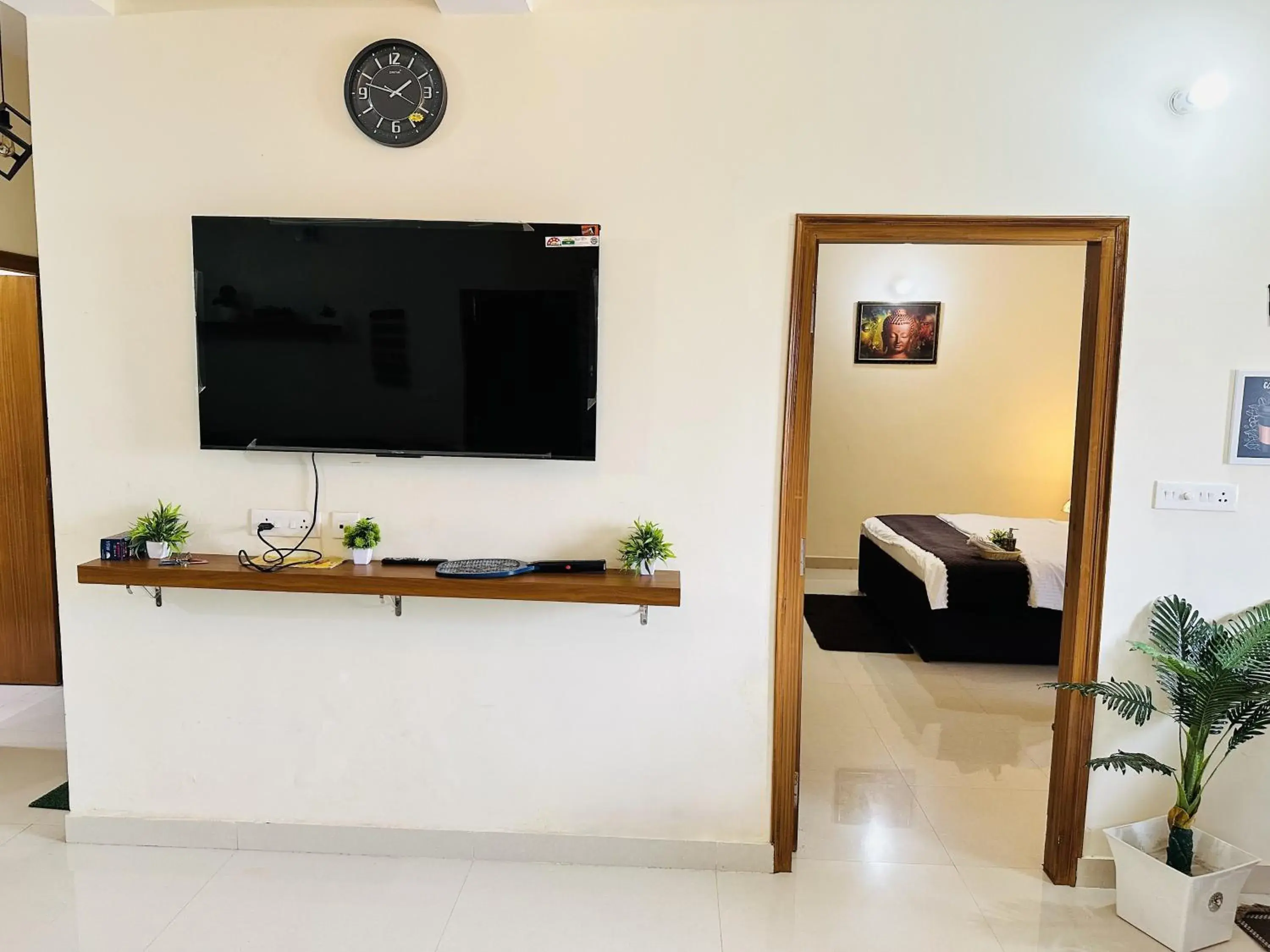 TV and multimedia, Bed in ZoomStay - 3BHK Apartments TV and multimedia, Bed in ZoomStay - 3BHK Apartments