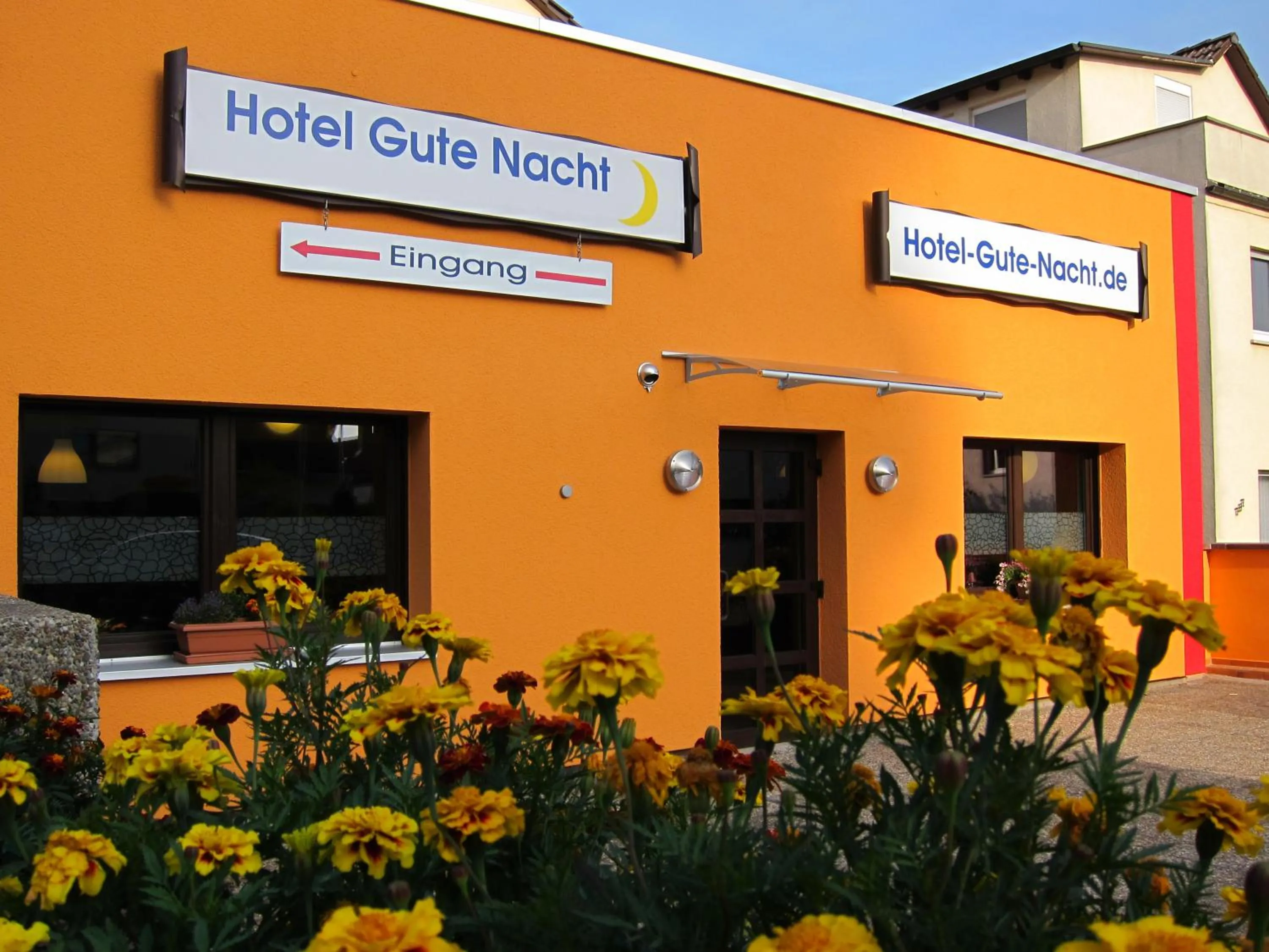 Property building in Hotel Gute Nacht