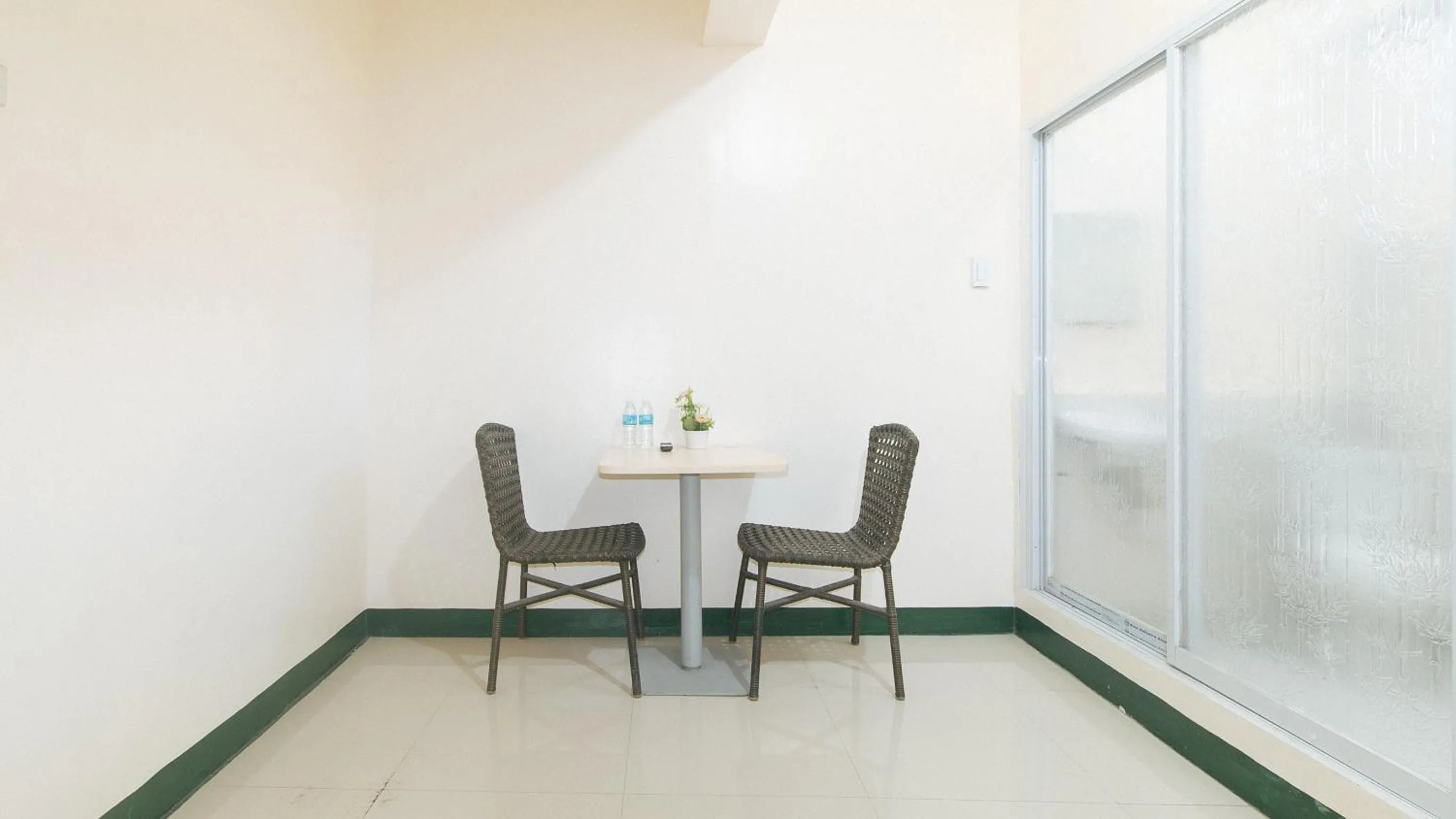 Seating area in RedDoorz @ Western Bicutan Transients Inn