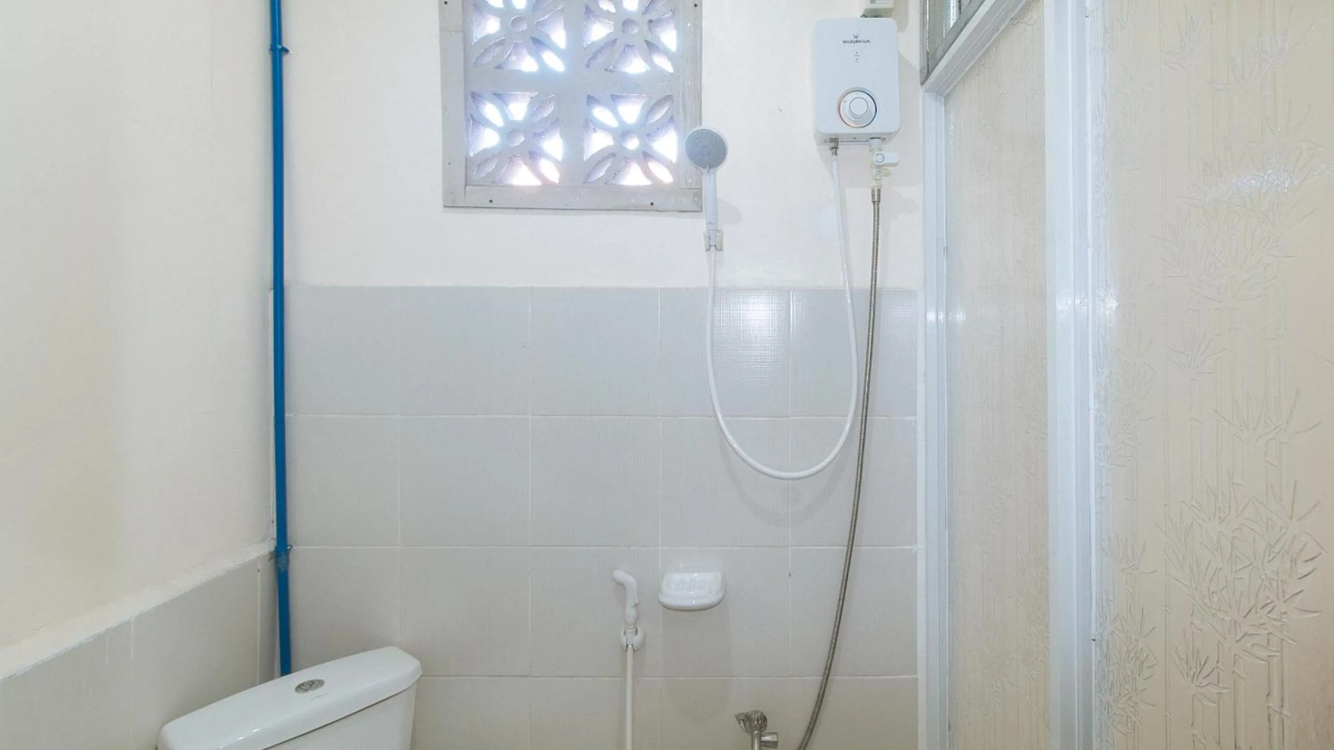 Shower in RedDoorz @ Western Bicutan Transients Inn