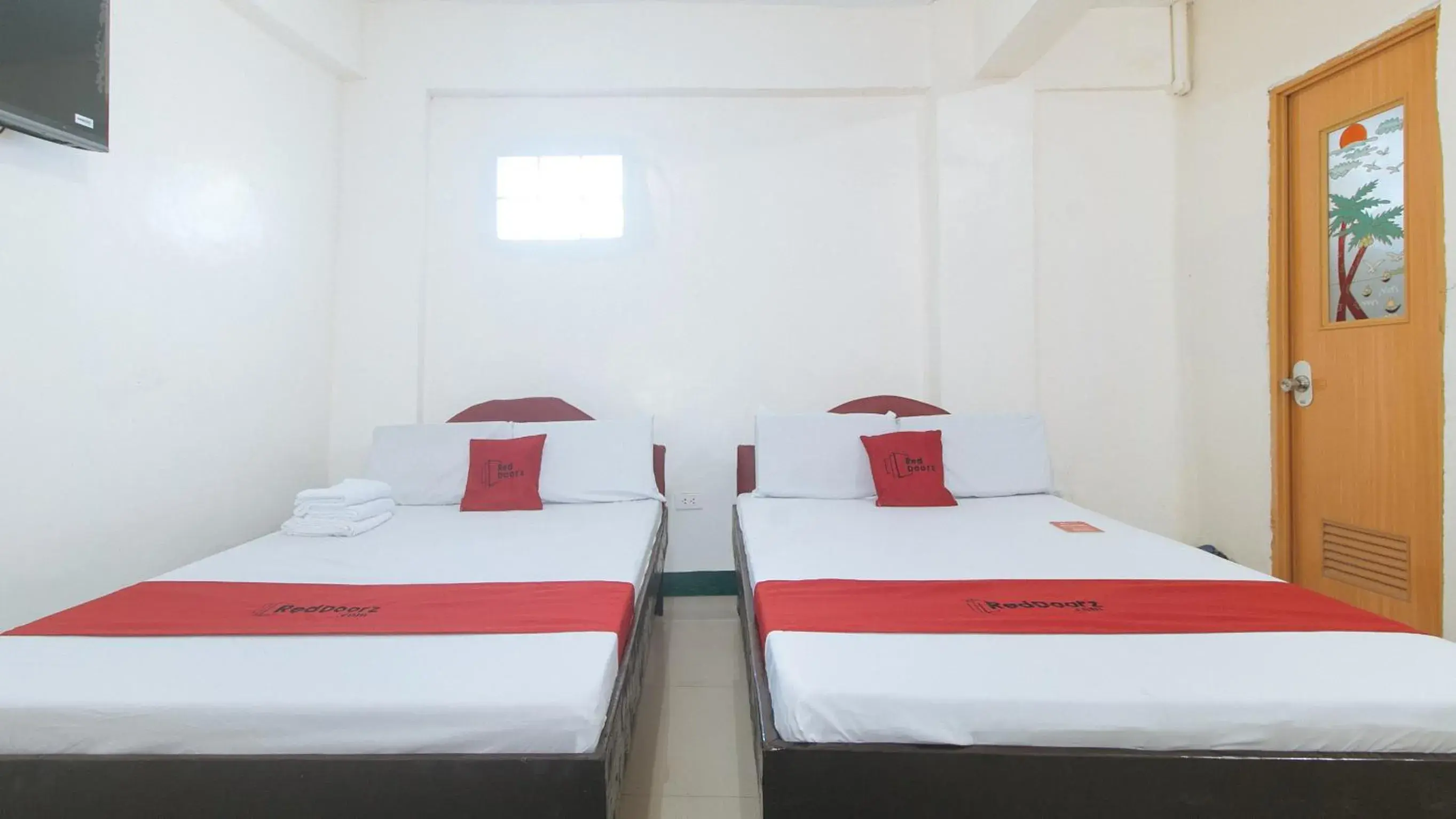Quadruple Room in RedDoorz @ Western Bicutan Transients Inn Quadruple Room in RedDoorz @ Western Bicutan Transients Inn