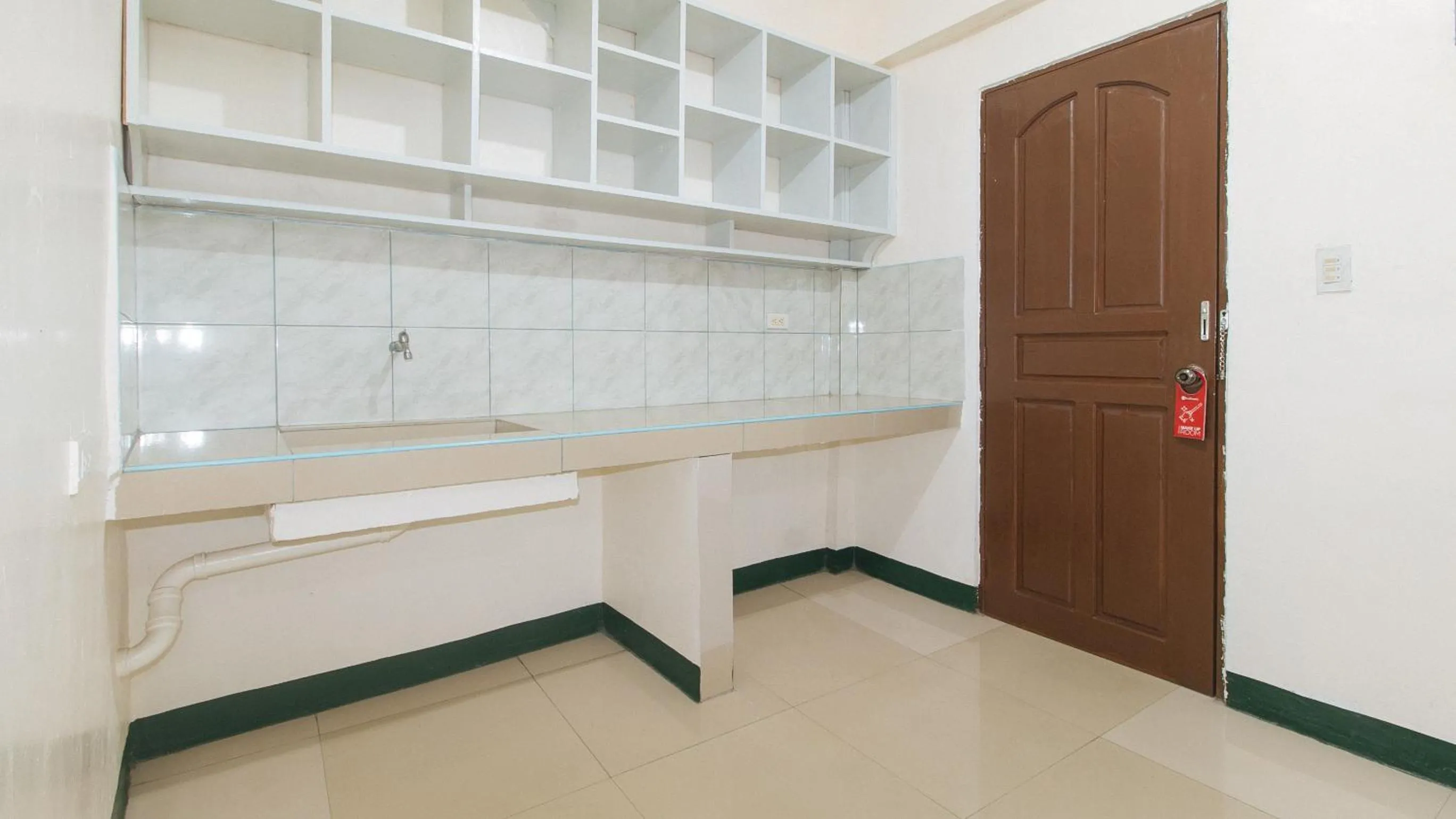 Kitchen or kitchenette in RedDoorz @ Western Bicutan Transients Inn