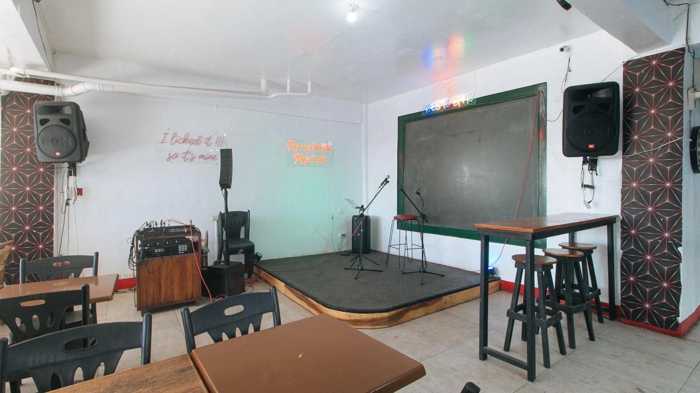 Lounge or bar in RedDoorz @ Western Bicutan Transients Inn