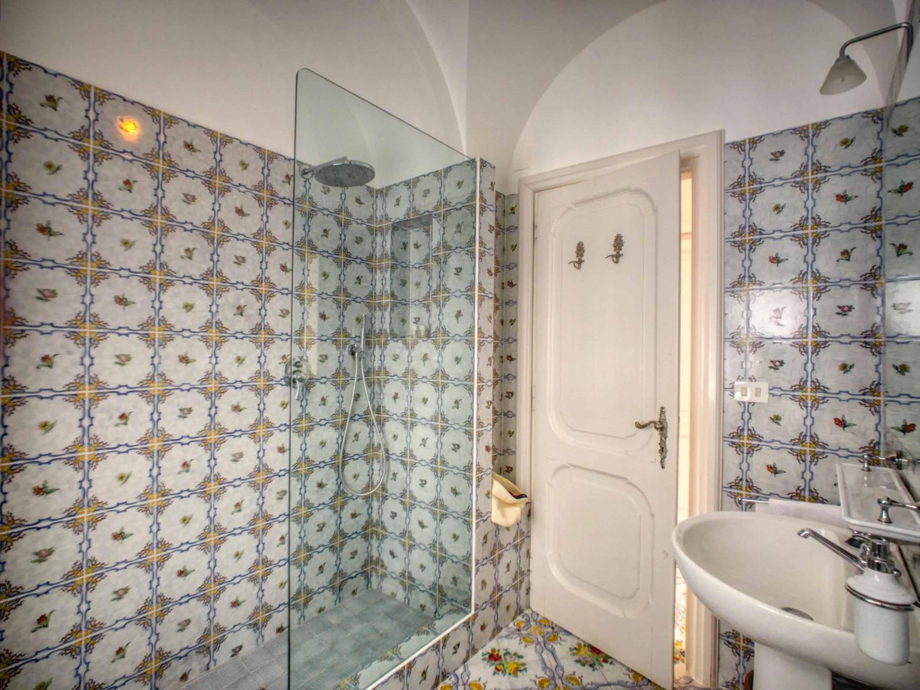 Shower in Villa Silia