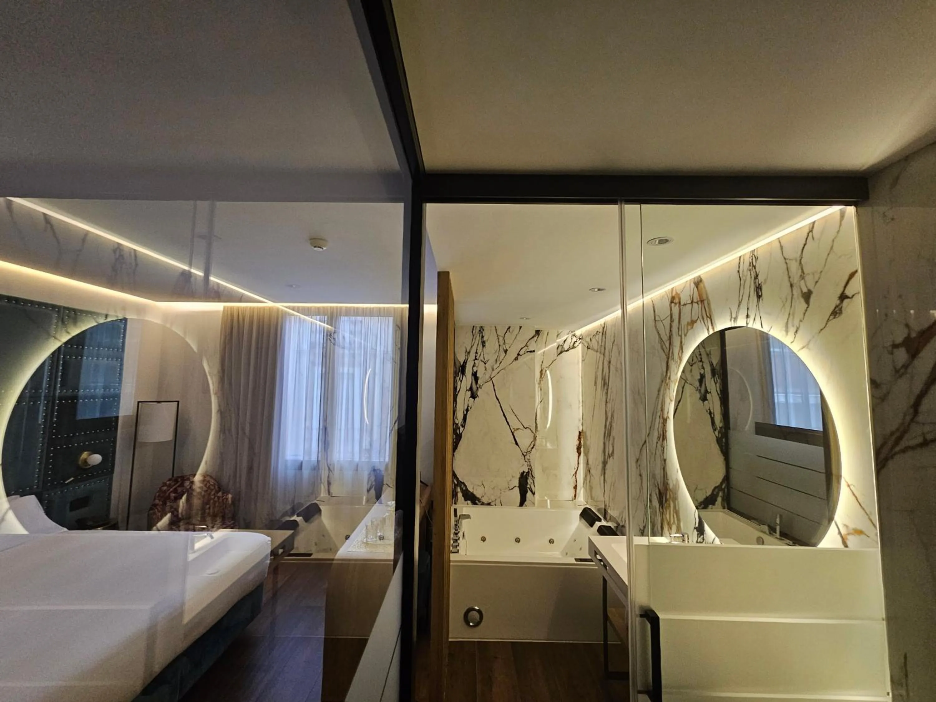 Hot Tub, Bed in Hotel Las Tres Campanas