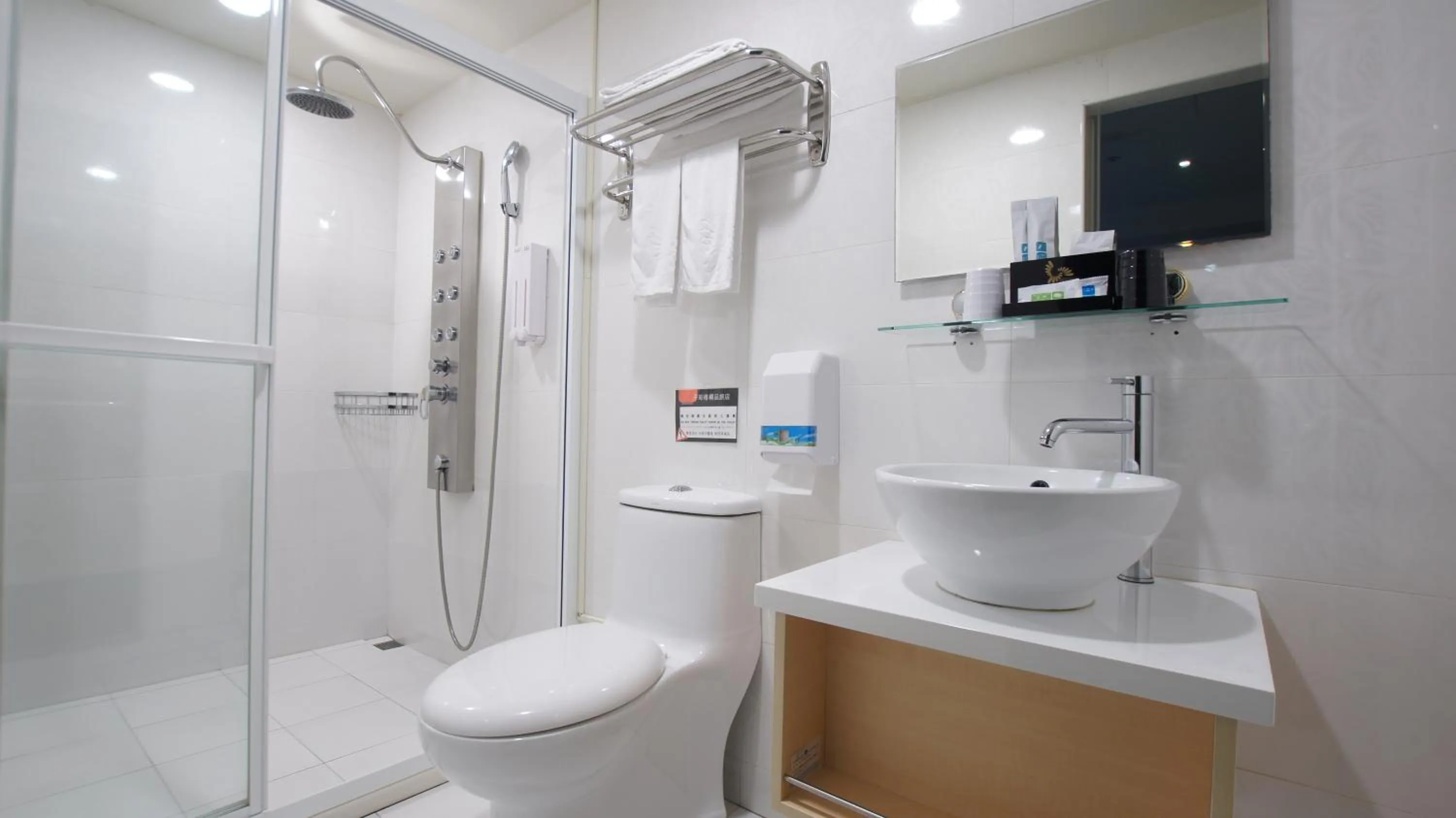 Shower in Colors Infinity Inn