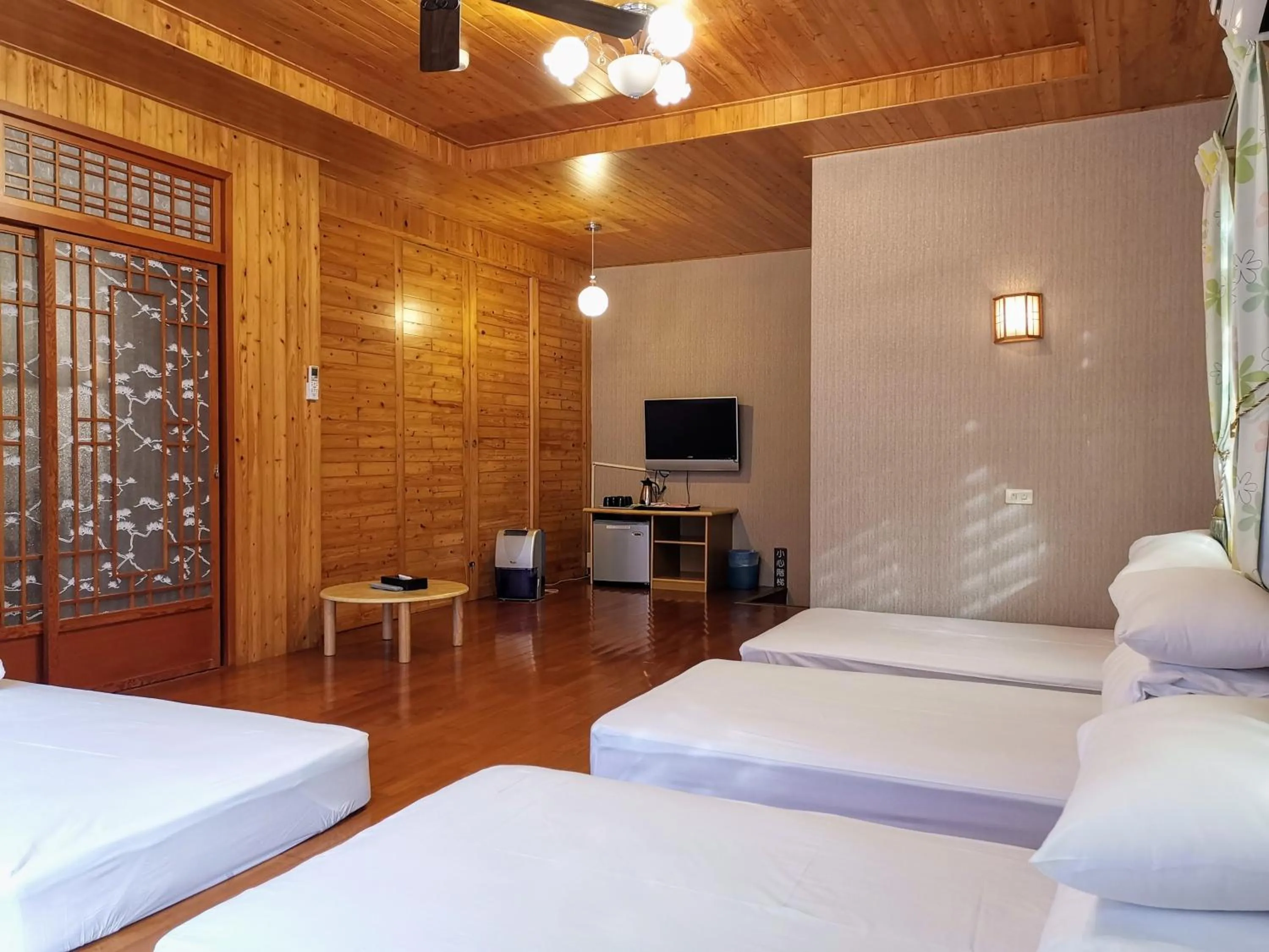 Communal lounge/ TV room, Bed in Sitou Peach Villa B&B