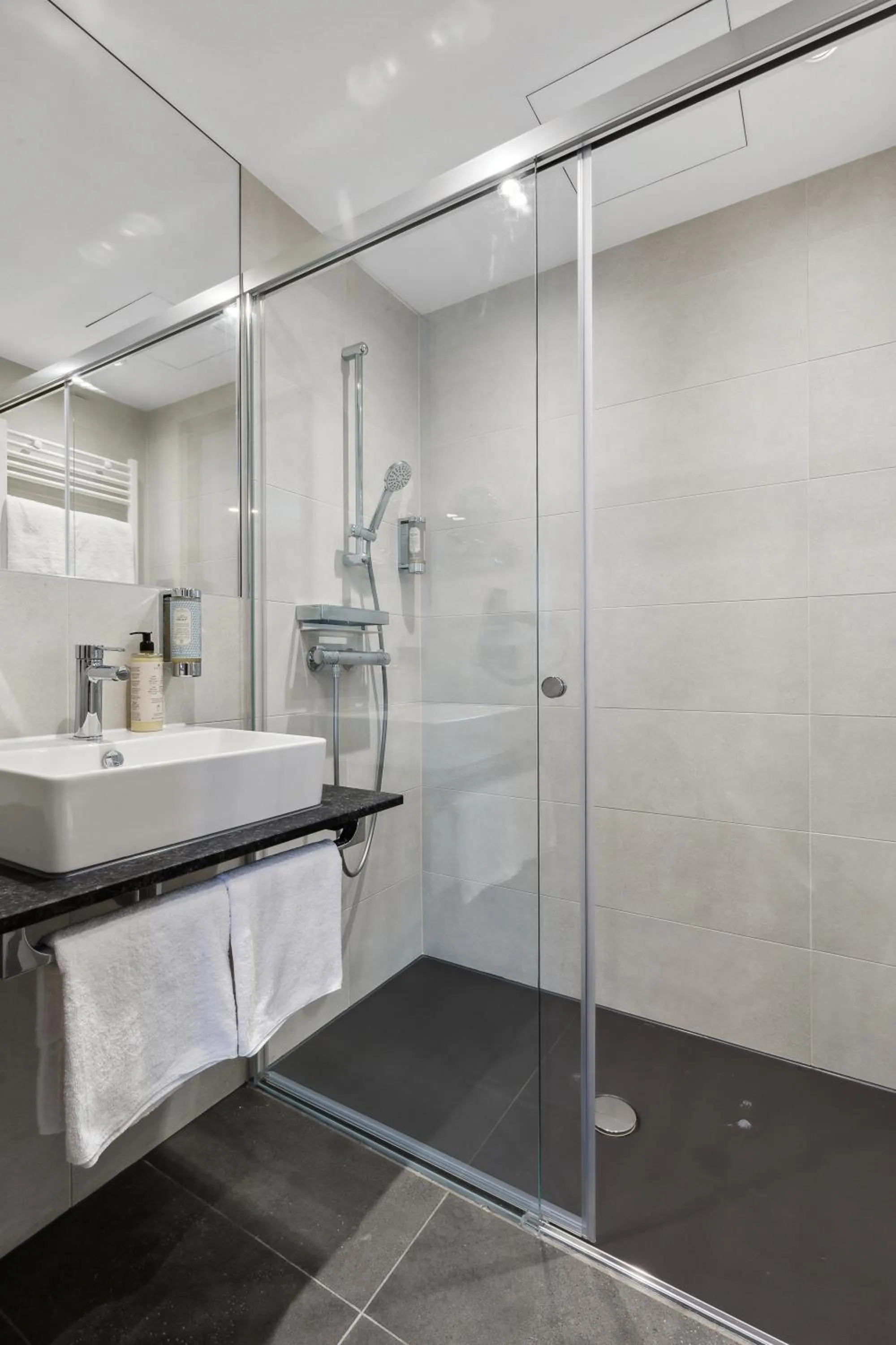 Bathroom in Nena Apartments München City