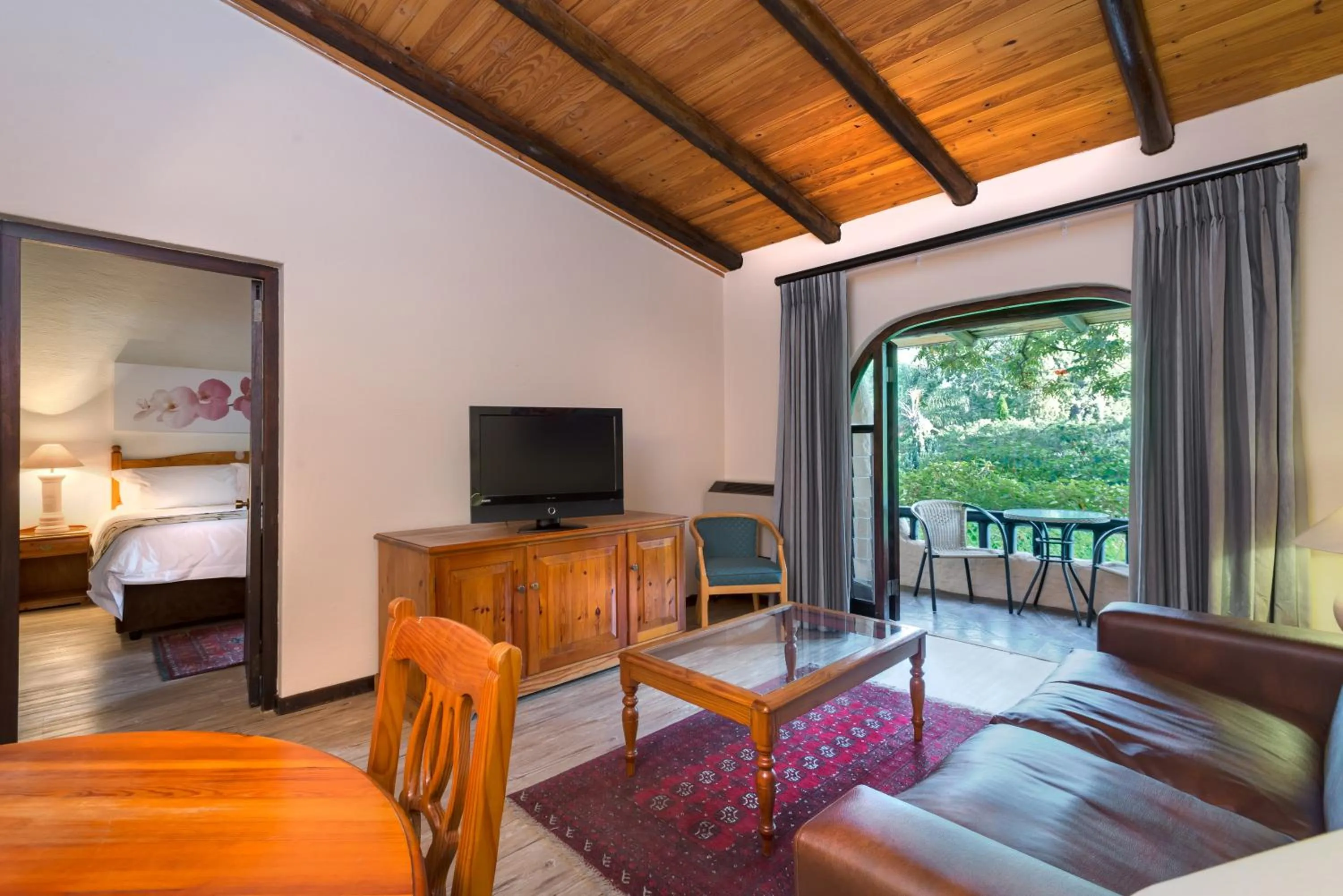 Living room, Bed in Malaga Hotel