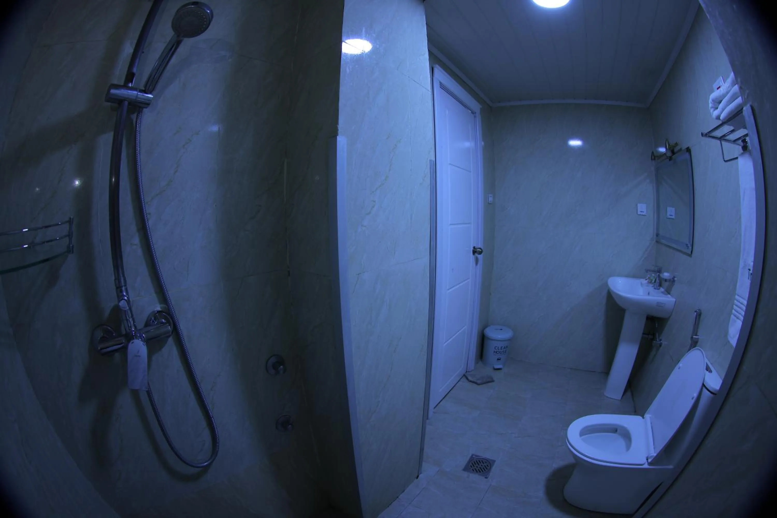 Shower in Trinity Hotel