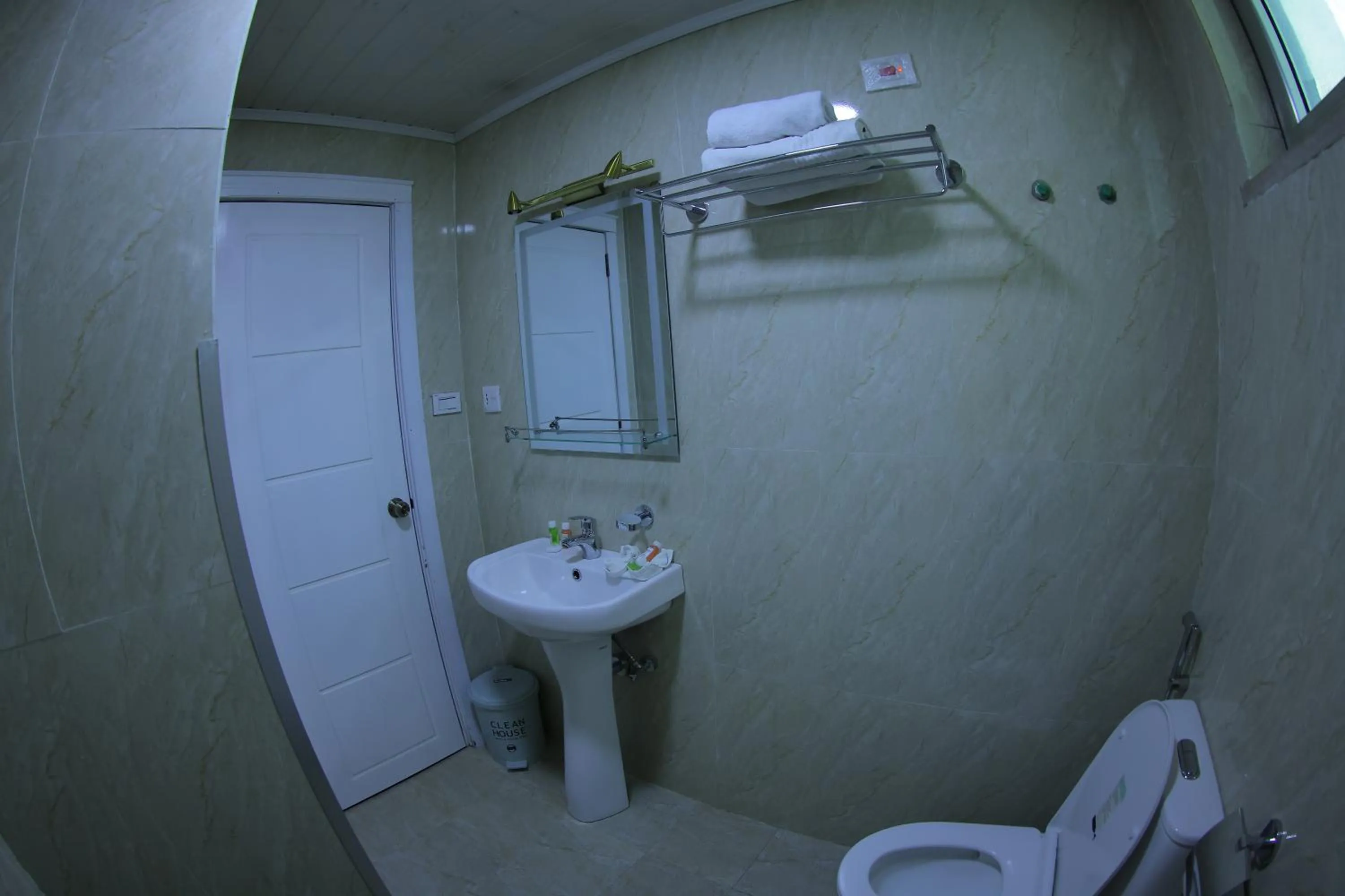 Shower in Trinity Hotel