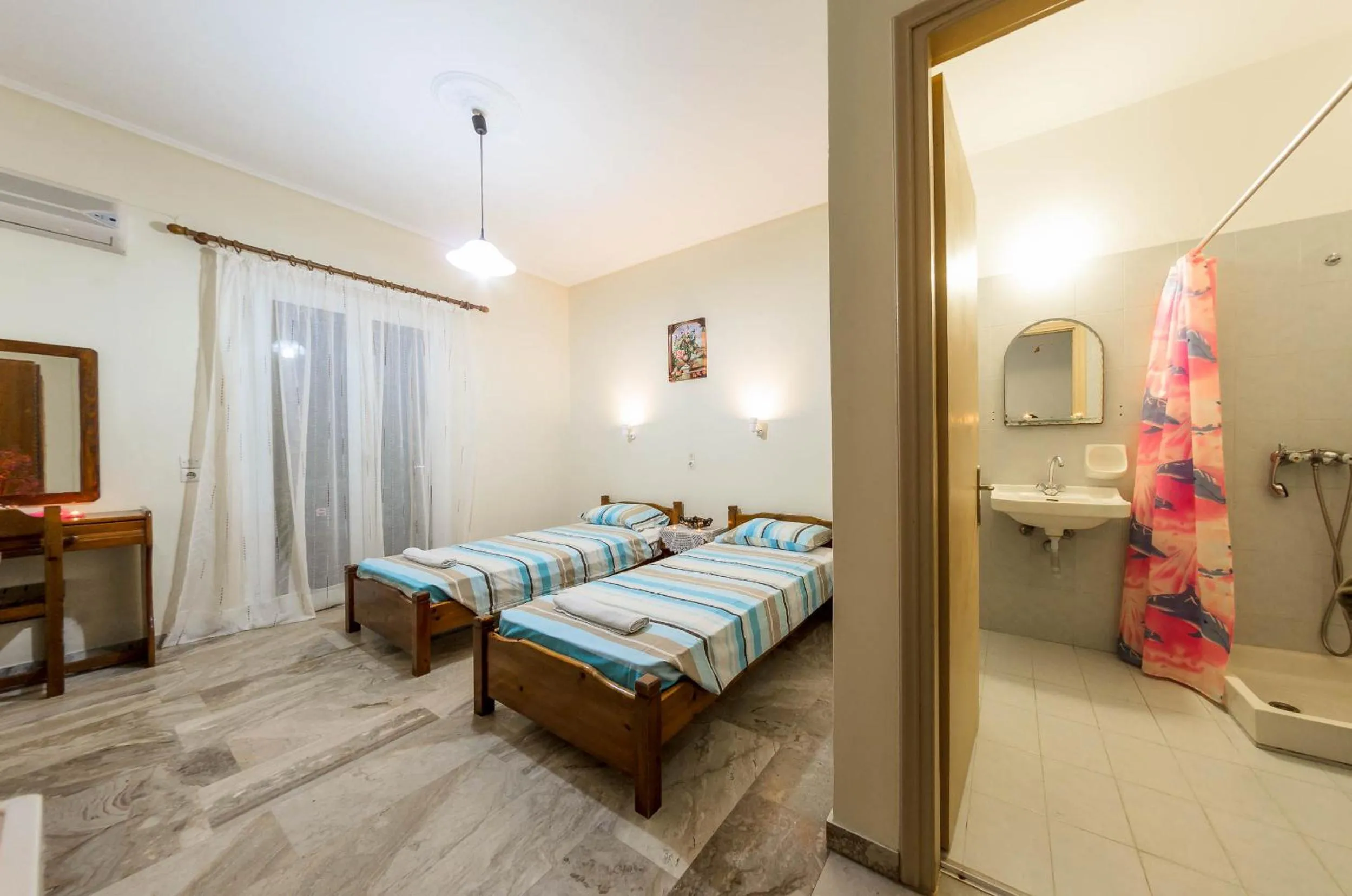 Shower, Bed in Borsalino Studios & Apartments