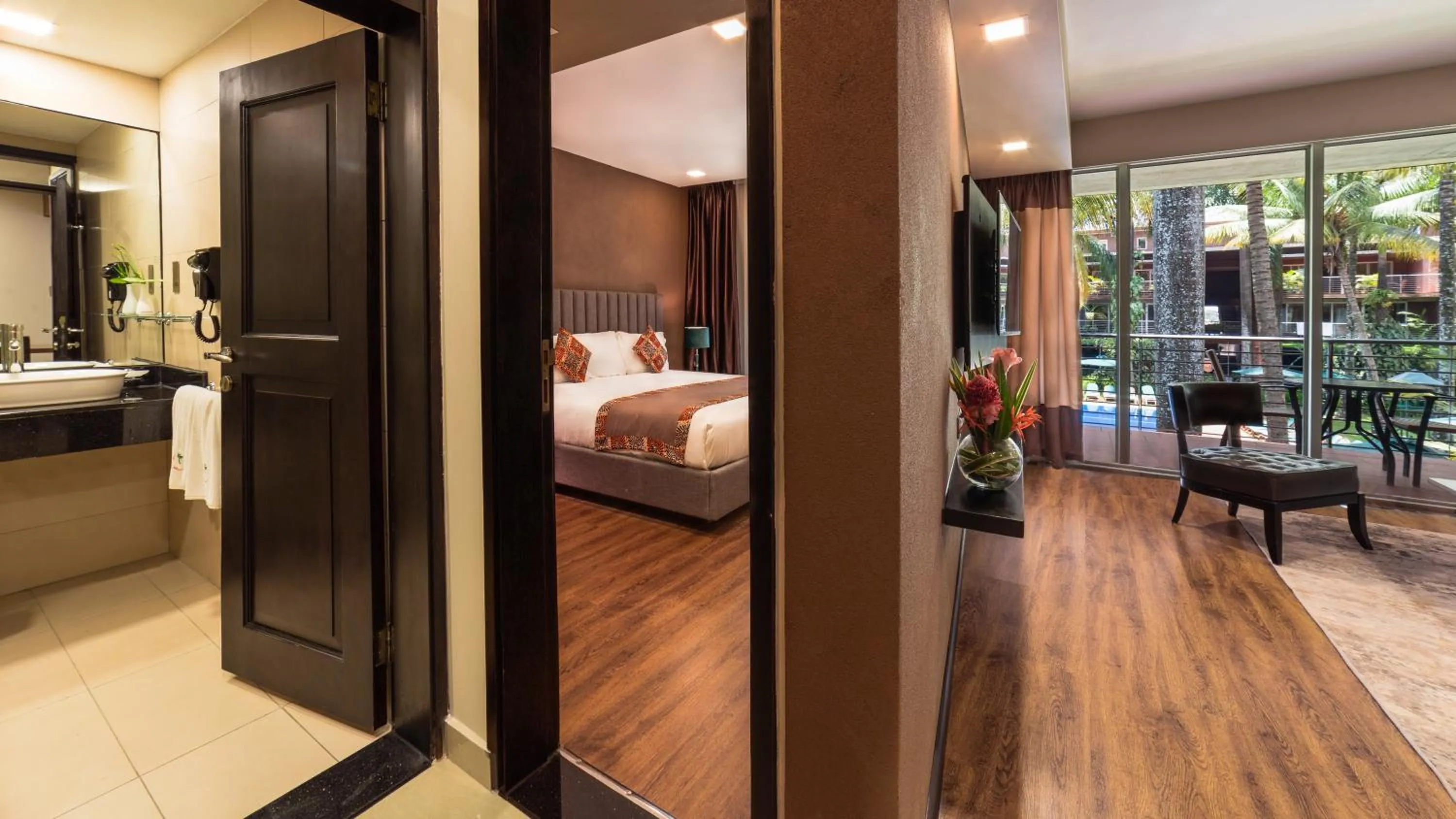 Bathroom, Bed in Kabira Country Club