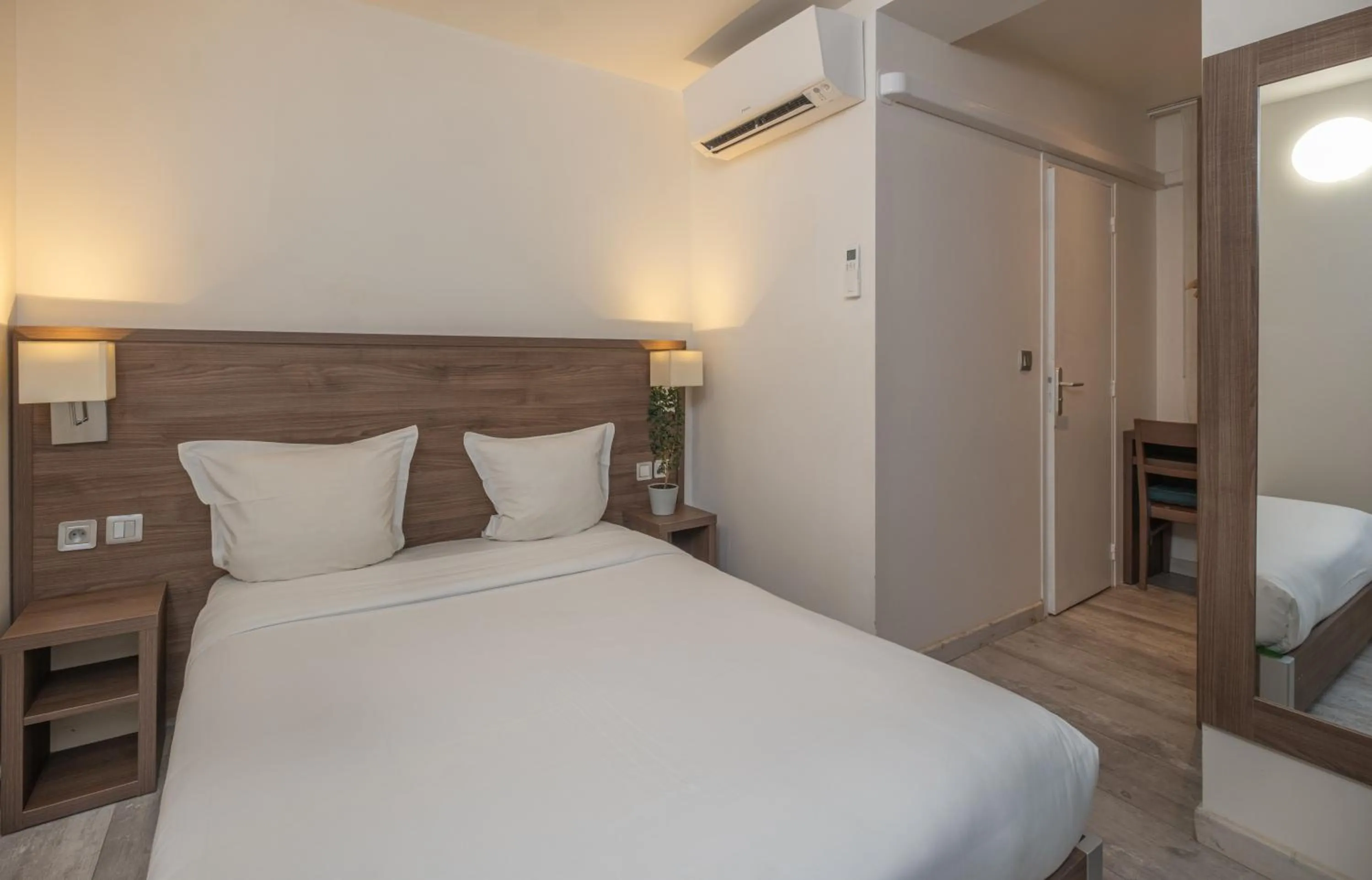 Bed in Hotel la Perle Montparnasse