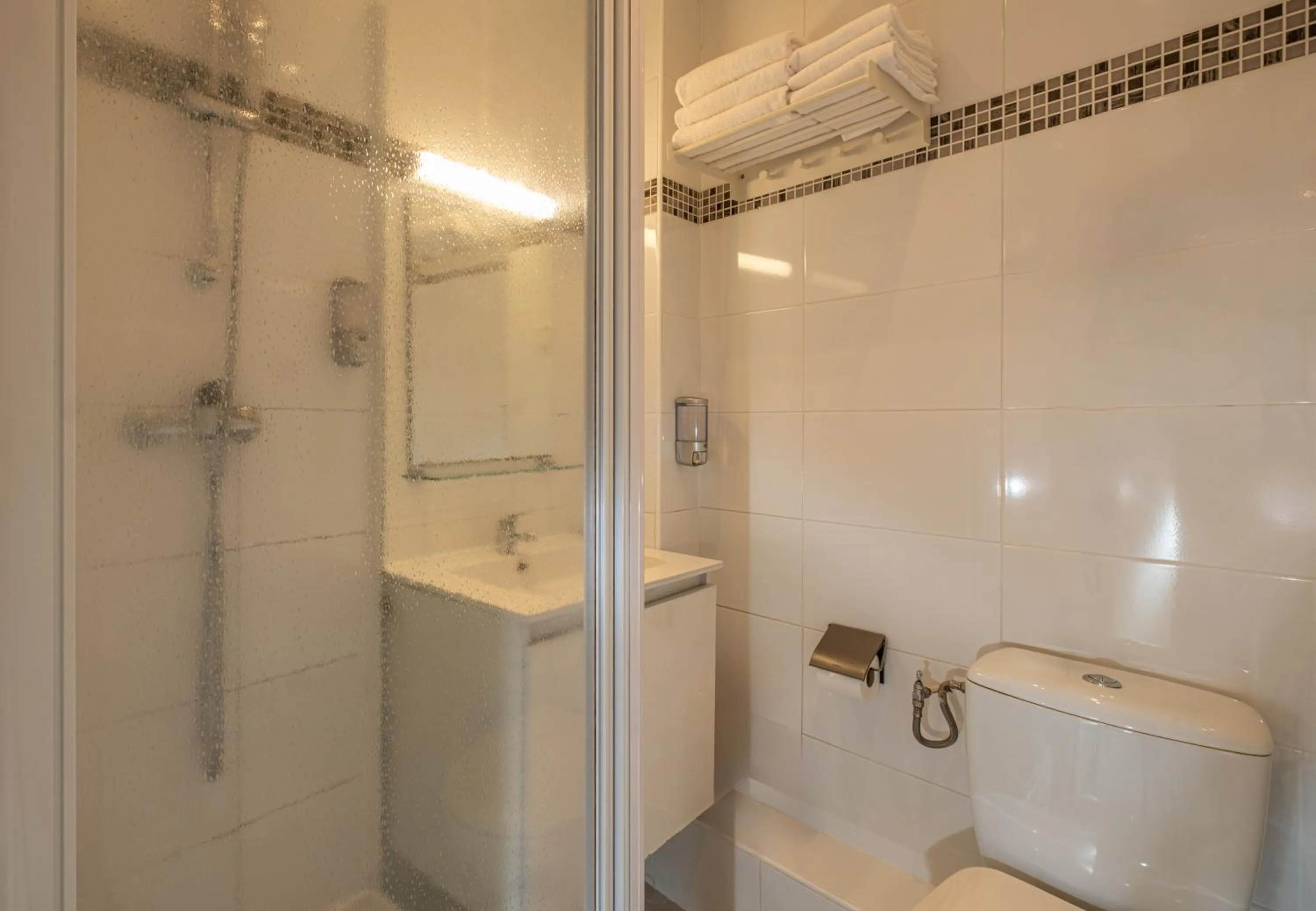 Shower in Hotel la Perle Montparnasse