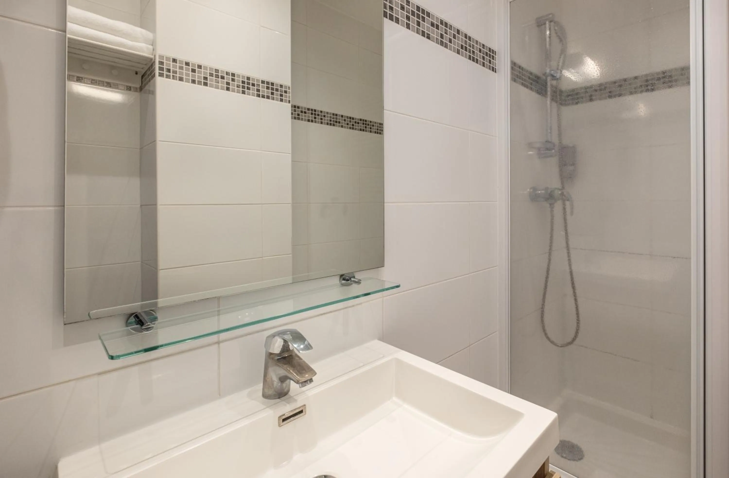 Bathroom in Hotel la Perle Montparnasse