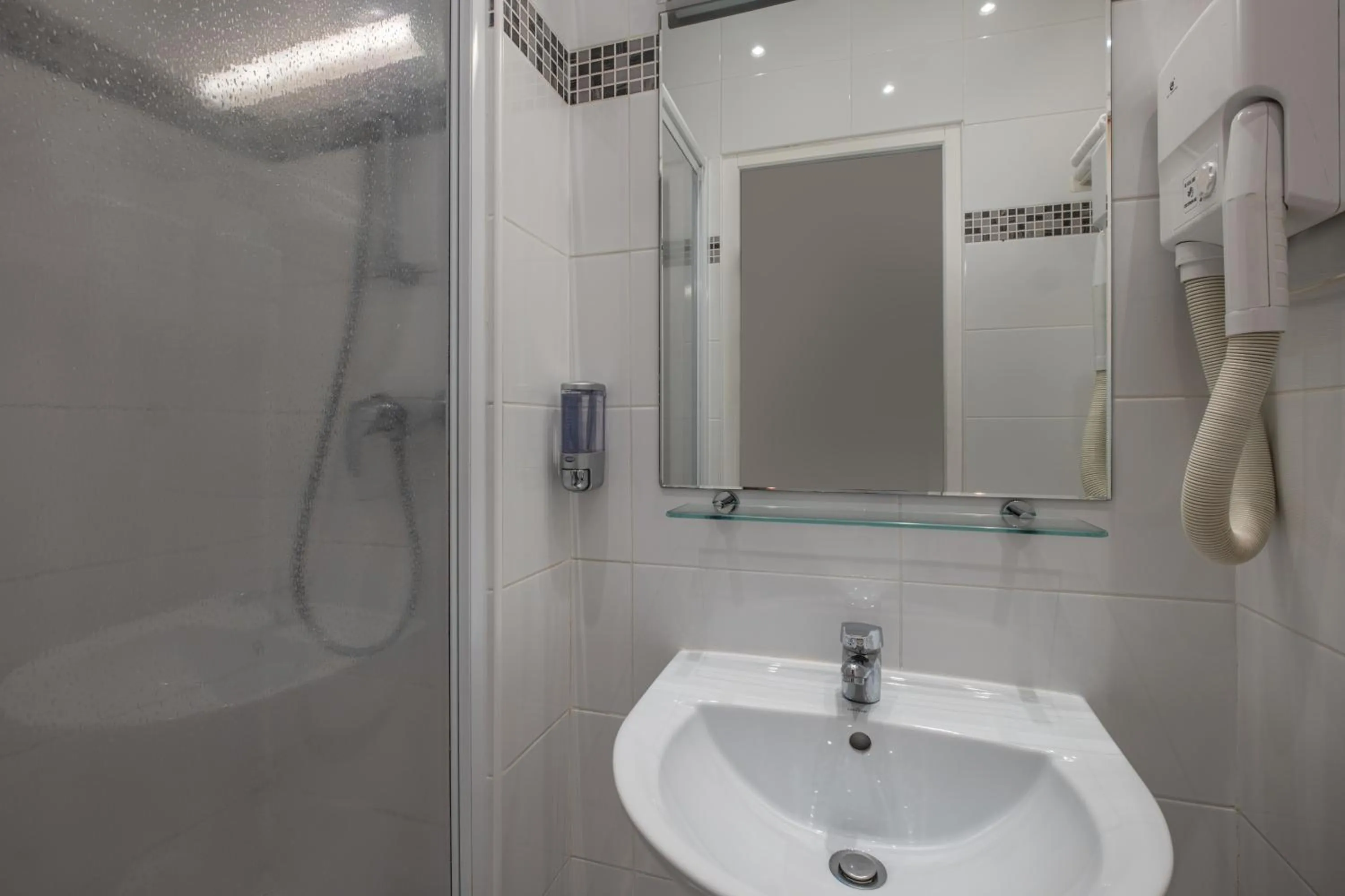 Shower in Hotel la Perle Montparnasse