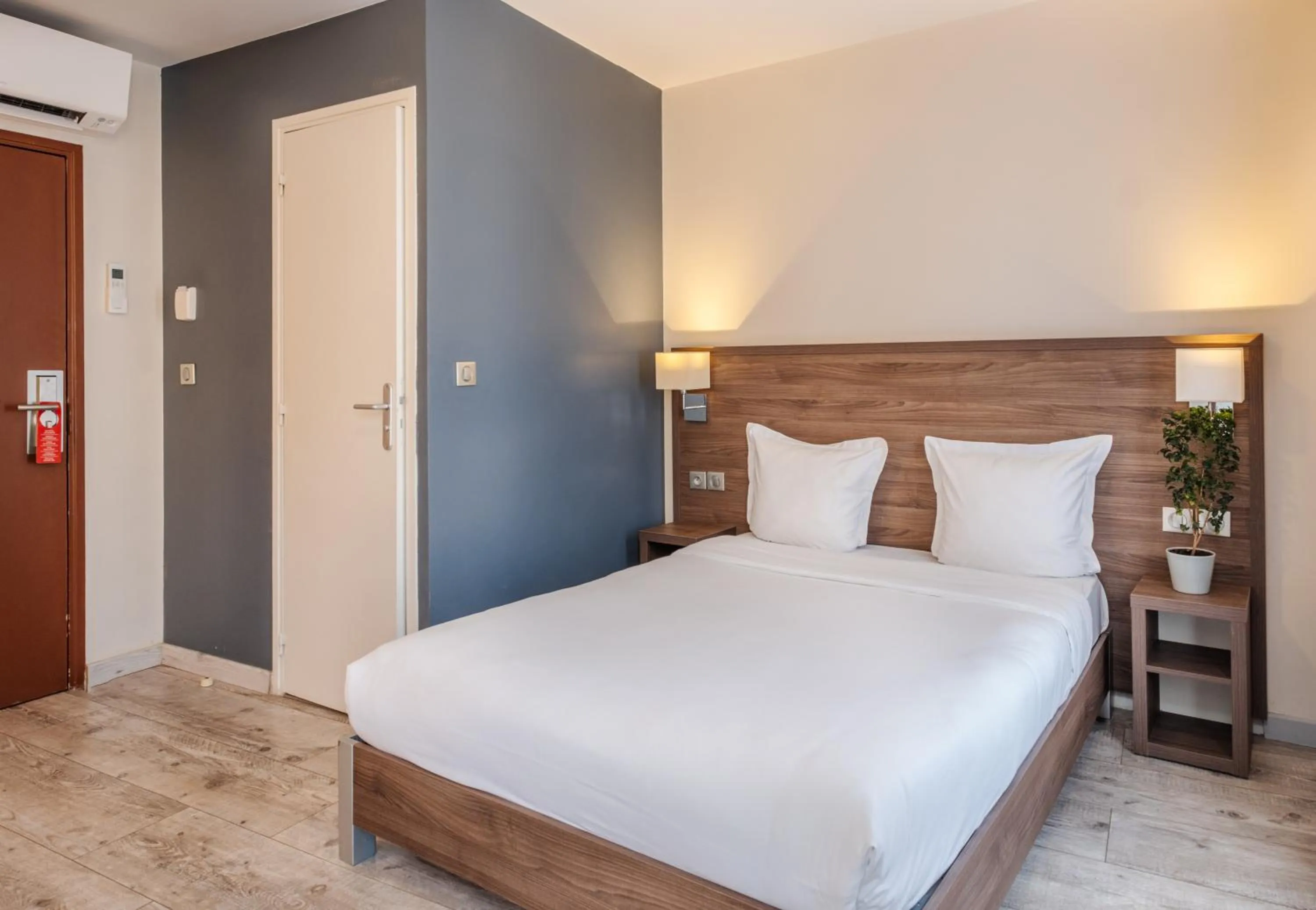 Bed in Hotel la Perle Montparnasse