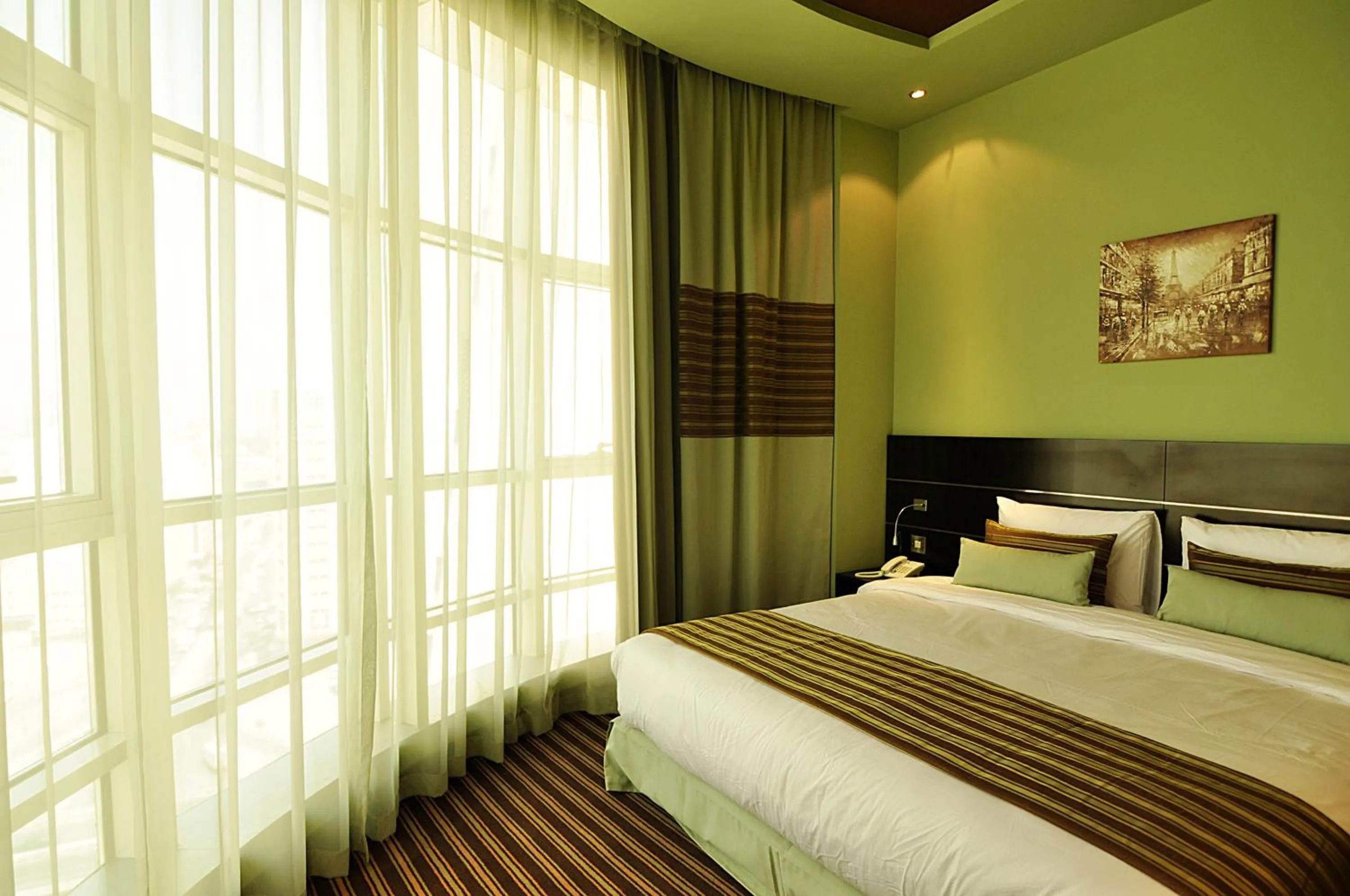 City view, Bed in Aldar Hotel