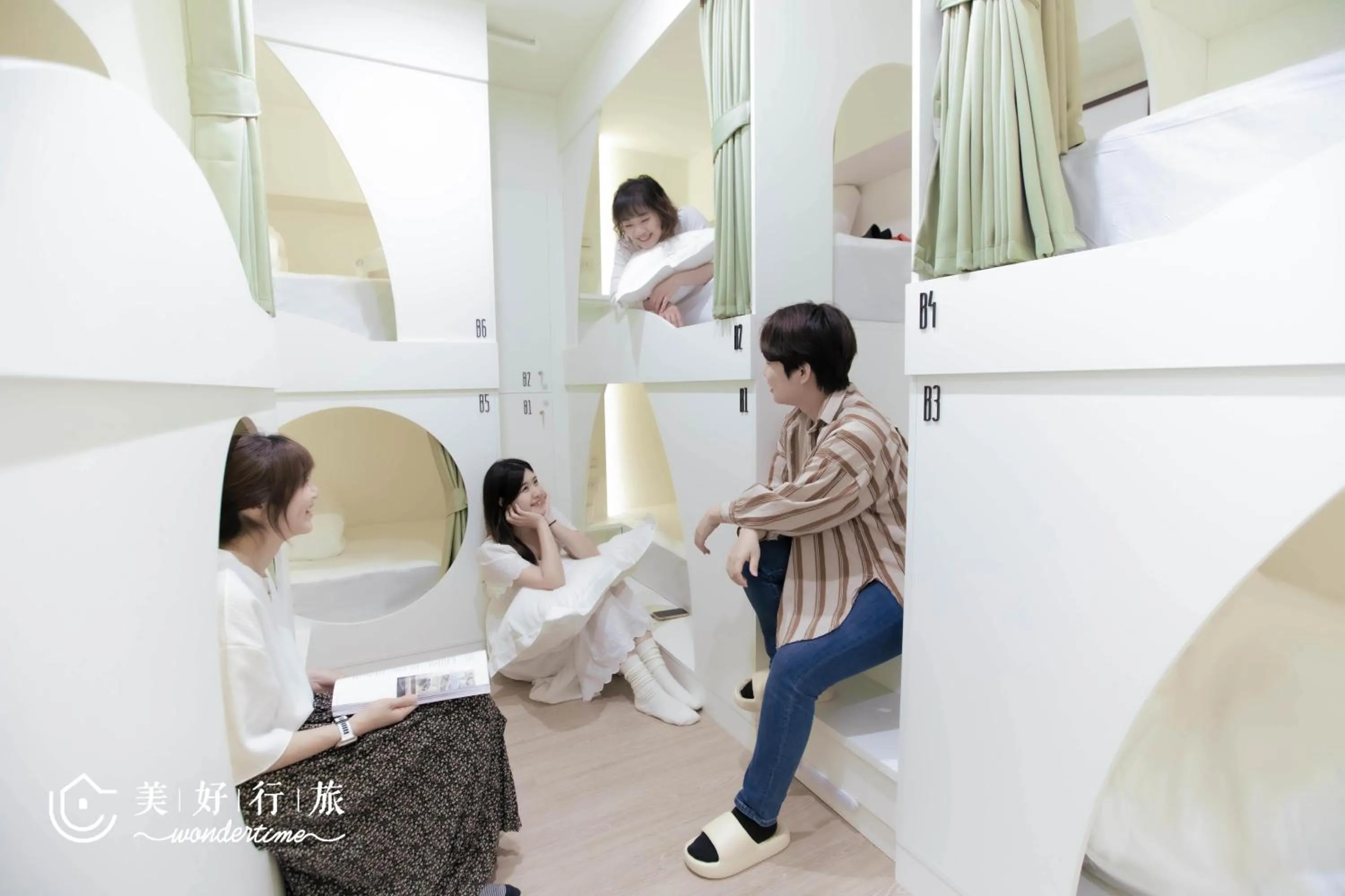People in Wondertime Taipei Station - Kaifeng Ladies Hostel