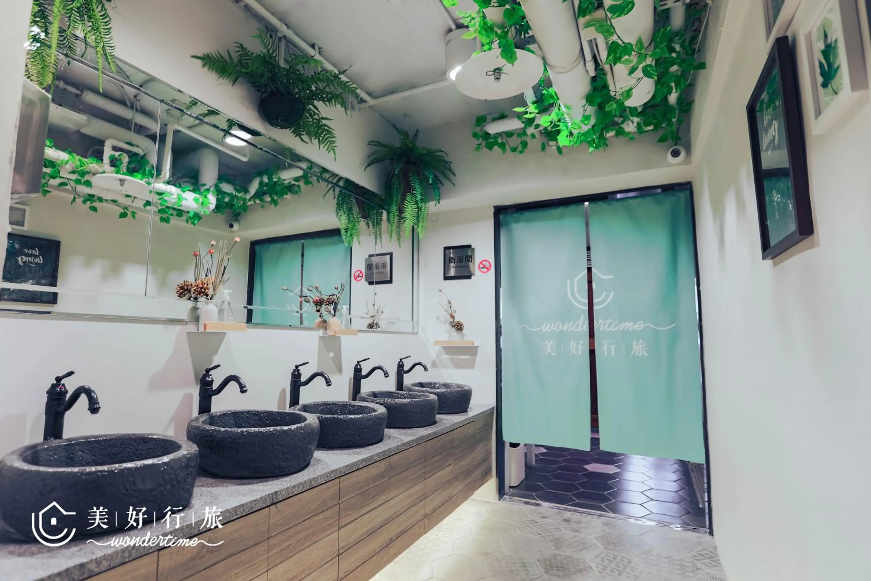Toilet in Wondertime Taipei Station - Kaifeng Ladies Hostel
