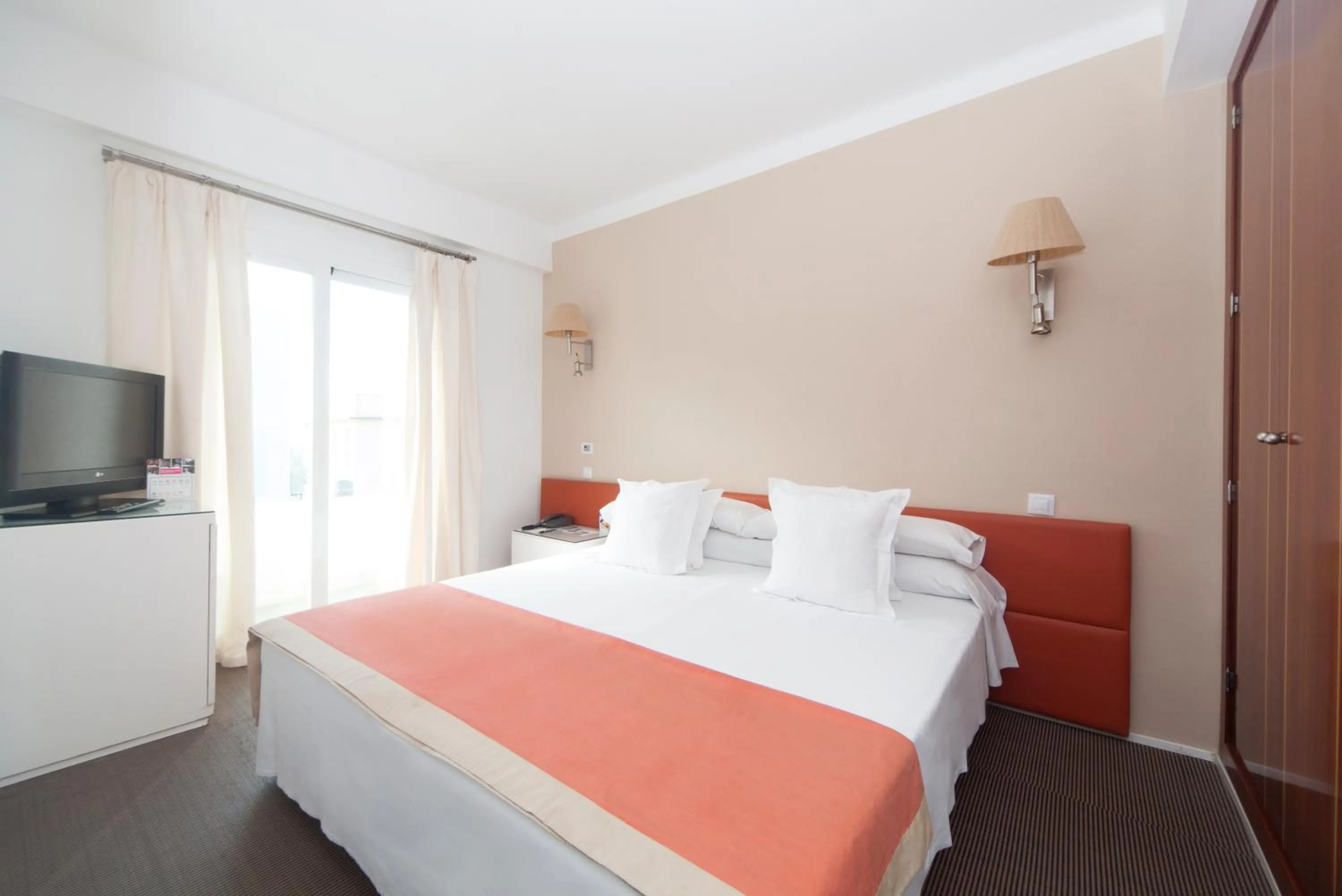 Photo of the whole room, Bed in Portofino Mallorca