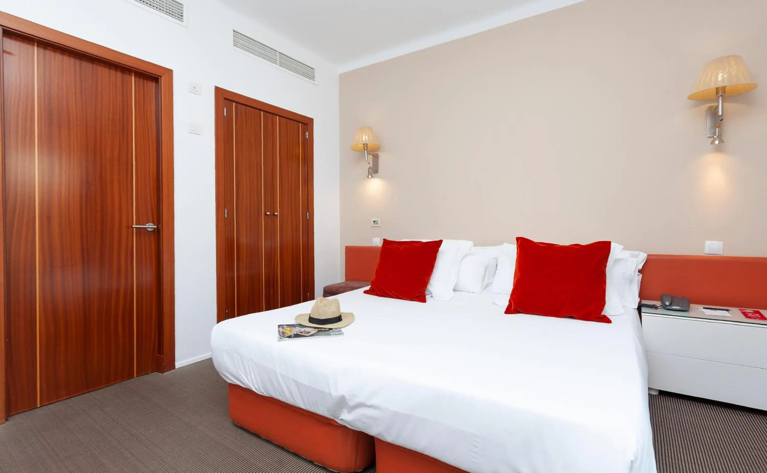 Photo of the whole room, Bed in Portofino Mallorca Photo of the whole room, Bed in Portofino Mallorca