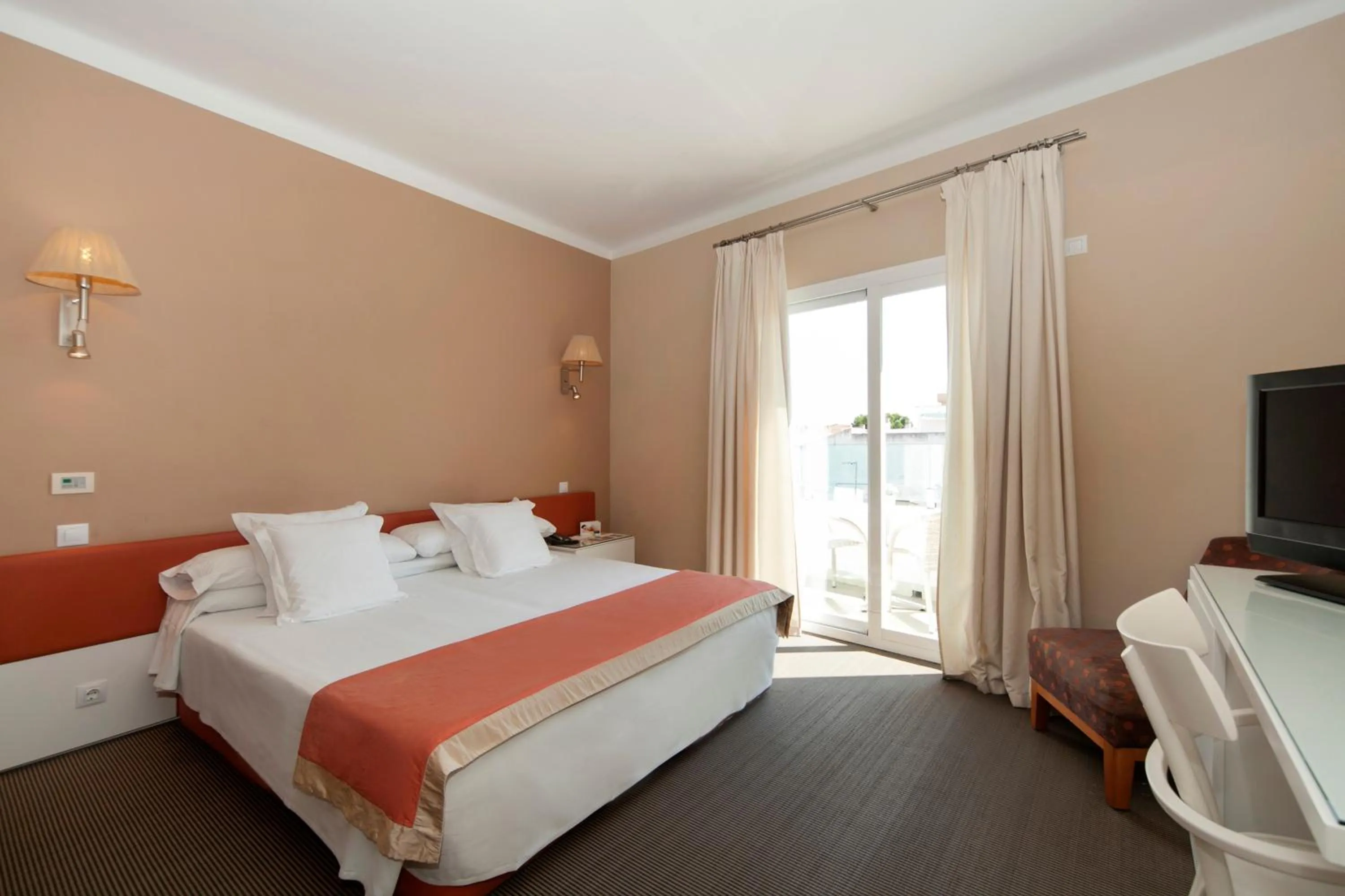 Photo of the whole room, Bed in Portofino Mallorca