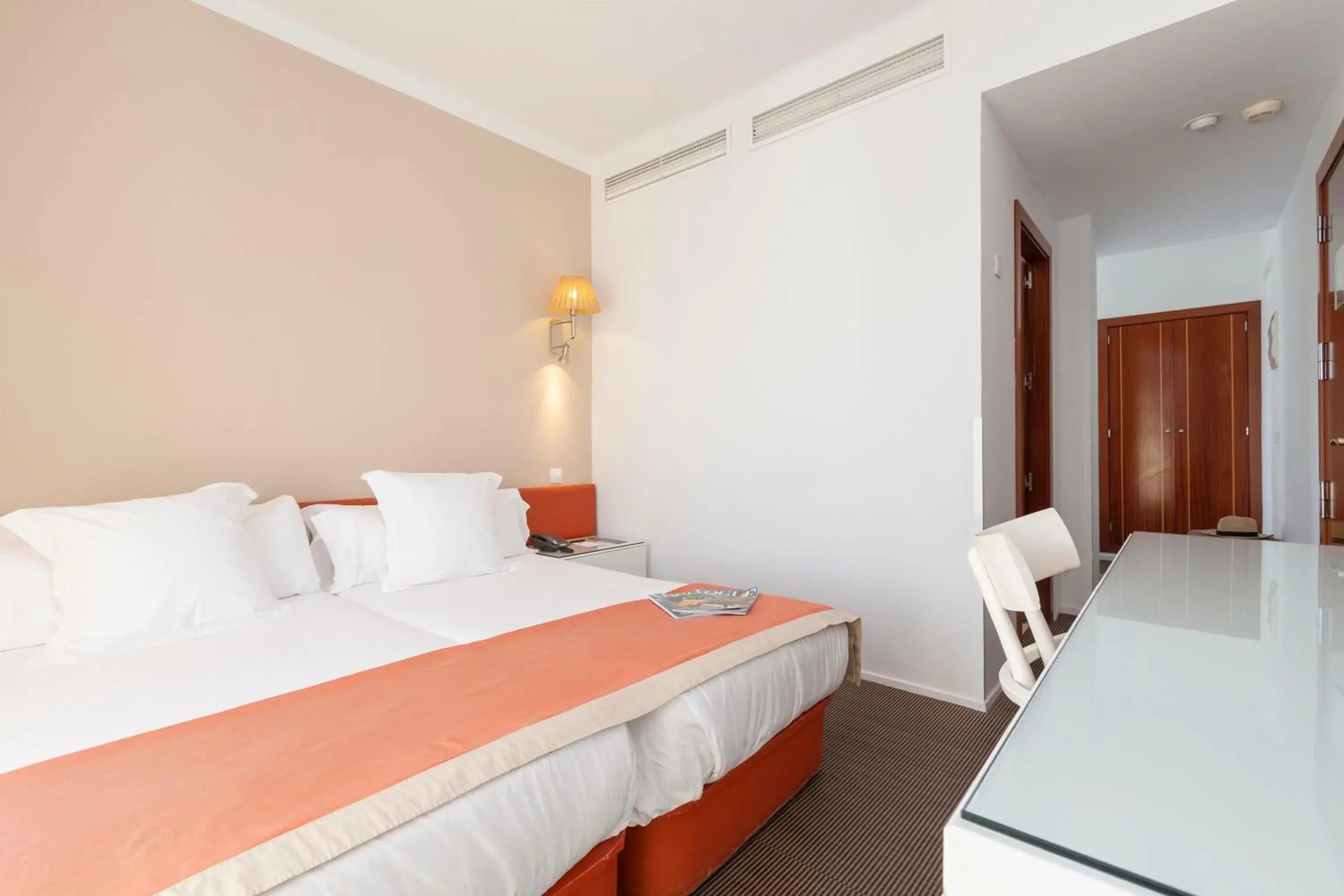 Photo of the whole room, Bed in Portofino Mallorca Photo of the whole room, Bed in Portofino Mallorca