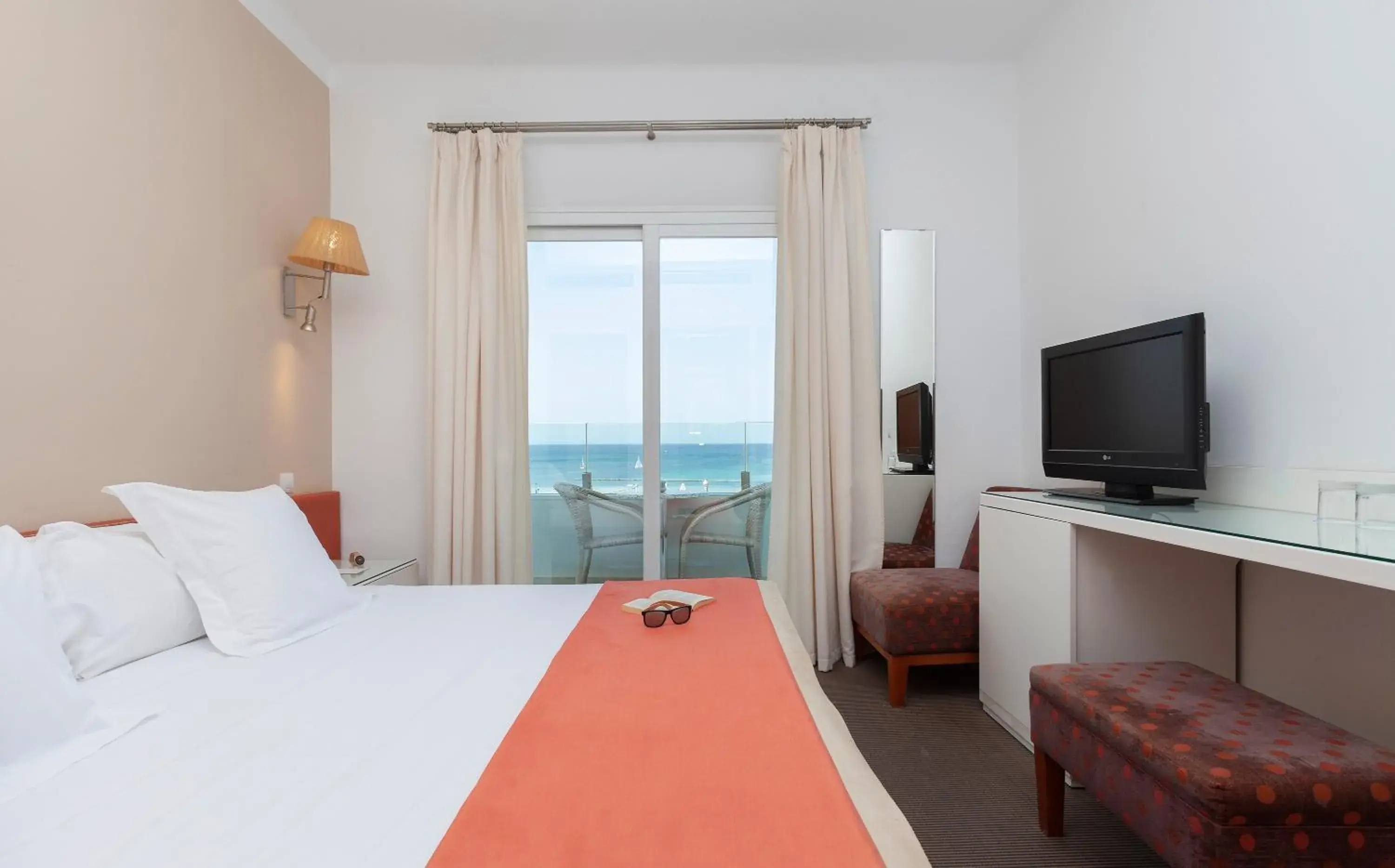 Photo of the whole room, Bed in Portofino Mallorca Photo of the whole room, Bed in Portofino Mallorca