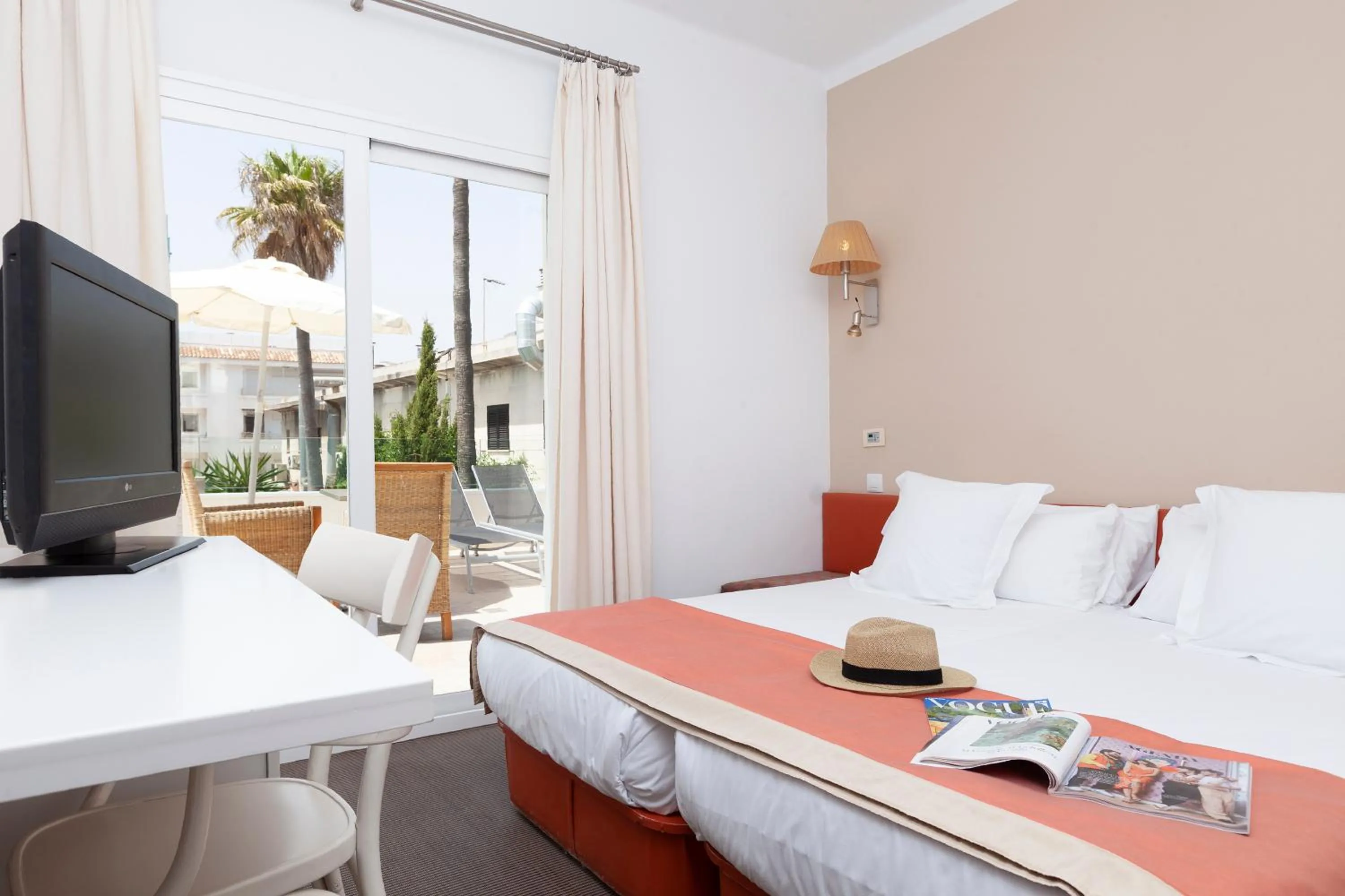 Photo of the whole room, Bed in Portofino Mallorca