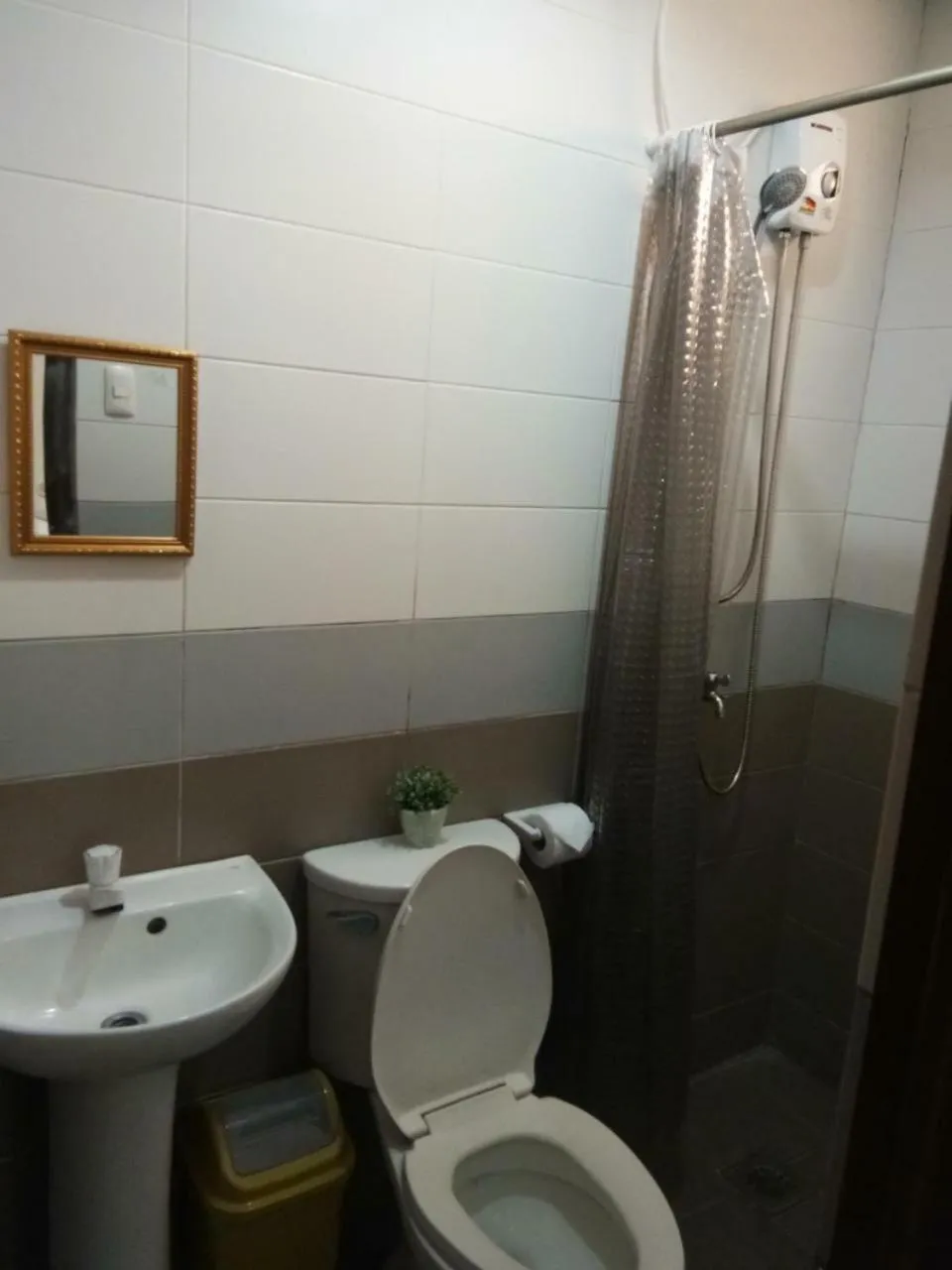 Toilet in MCA Suites by Hiverooms