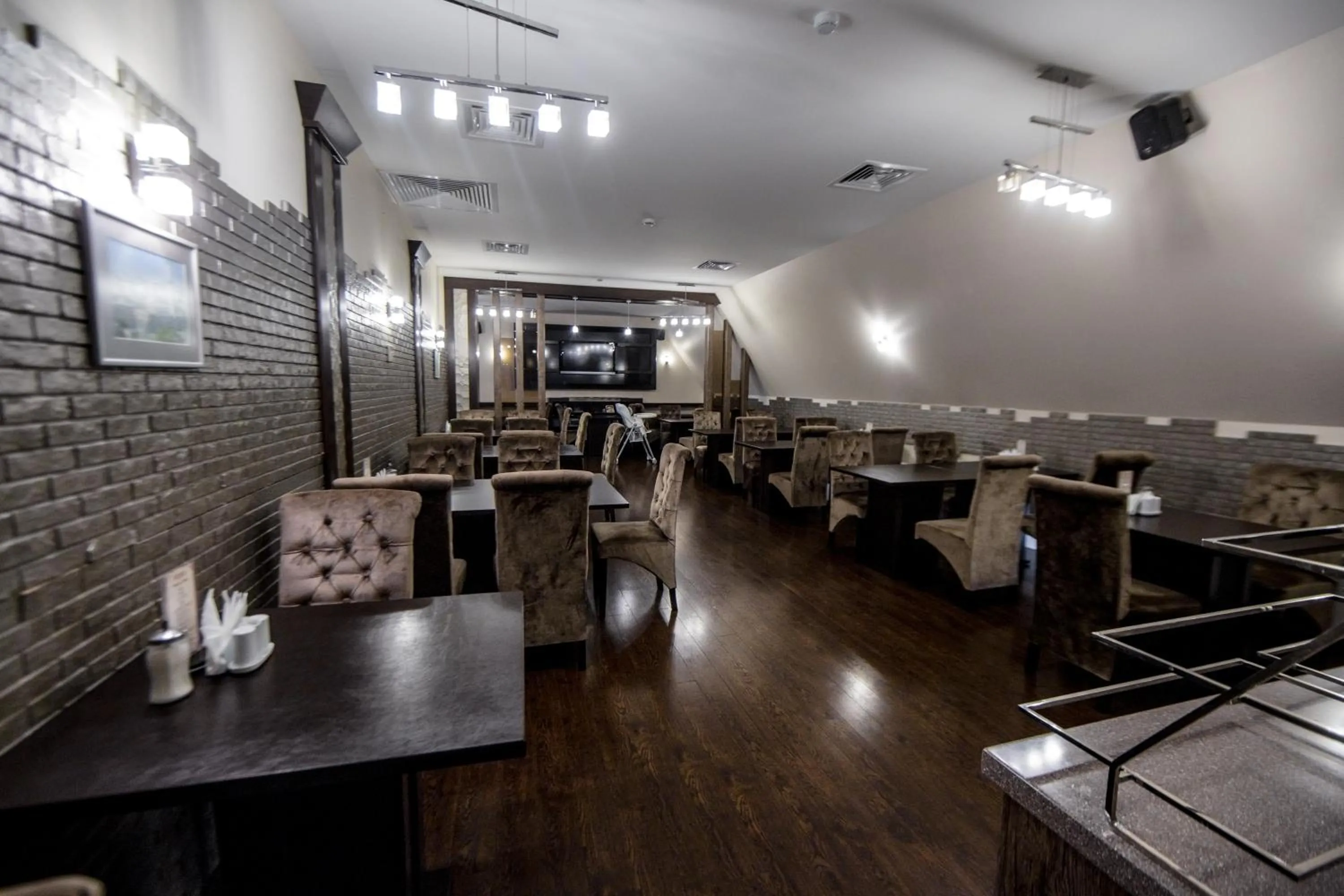 Restaurant/places to eat in Passage Modern Hotel