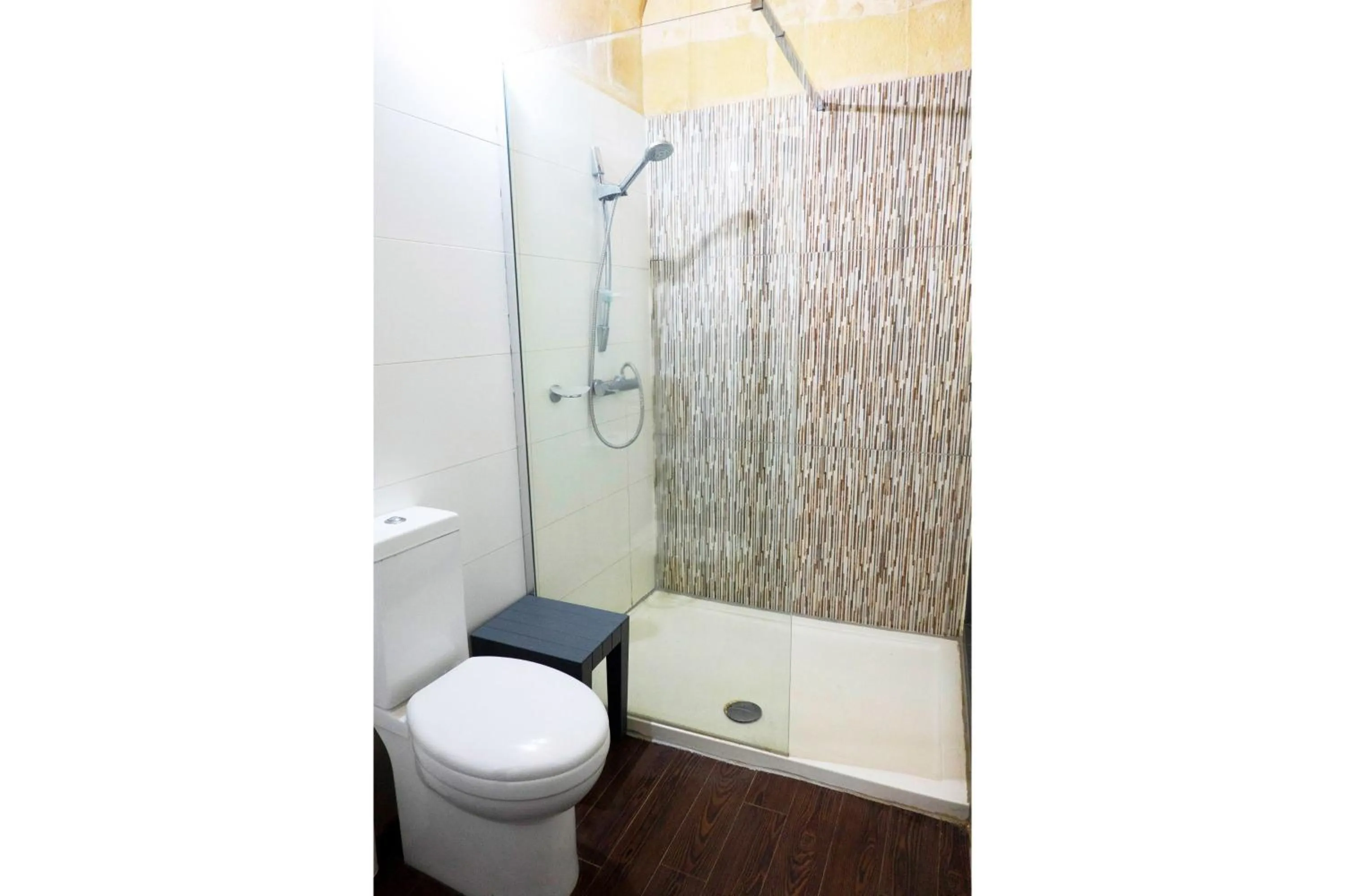 Bathroom in Mixel Gozitan Villa and Pool - Happy Rentals