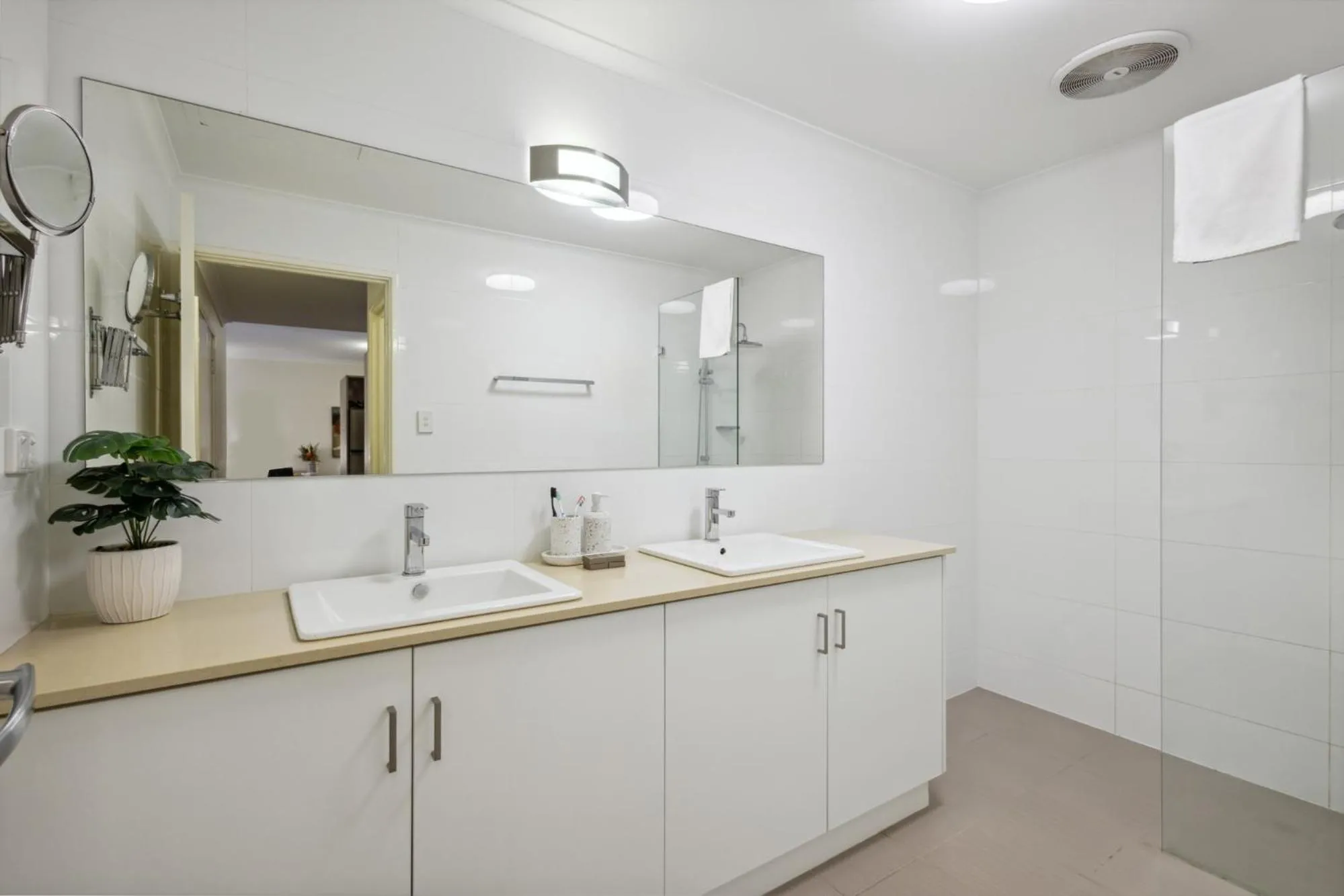 Urban Serenity 2 Bedroom Apt with Stunning Views