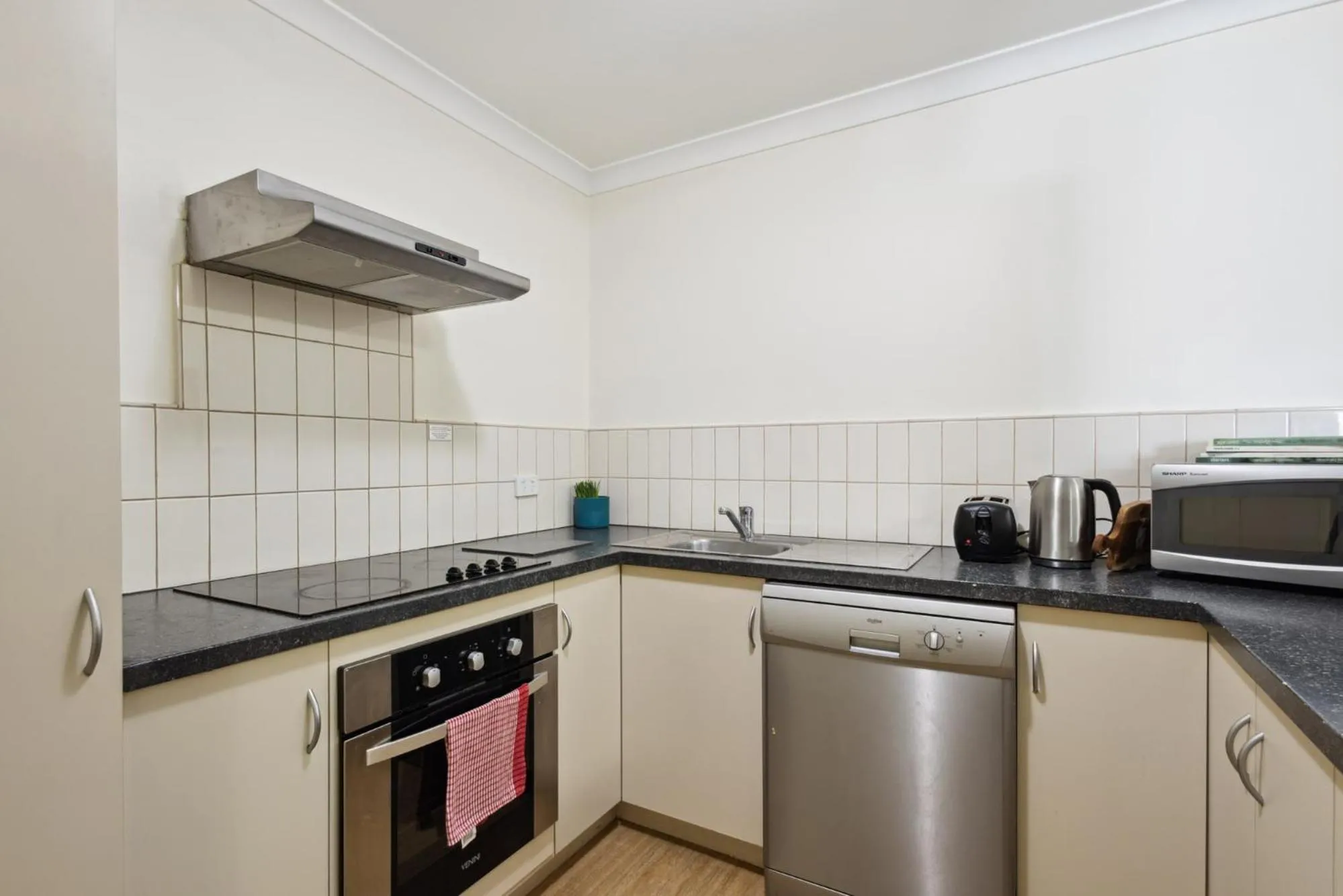Urban Serenity 2 Bedroom Apt with Stunning Views