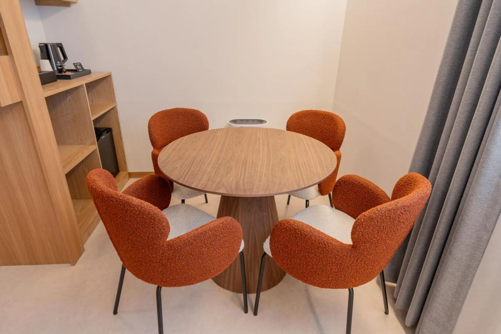 Seating area in H-avenue Hotel Munhyeon