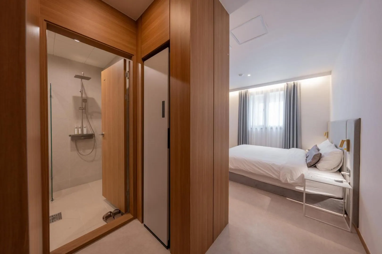 wardrobe, Bed in H-avenue Hotel Munhyeon
