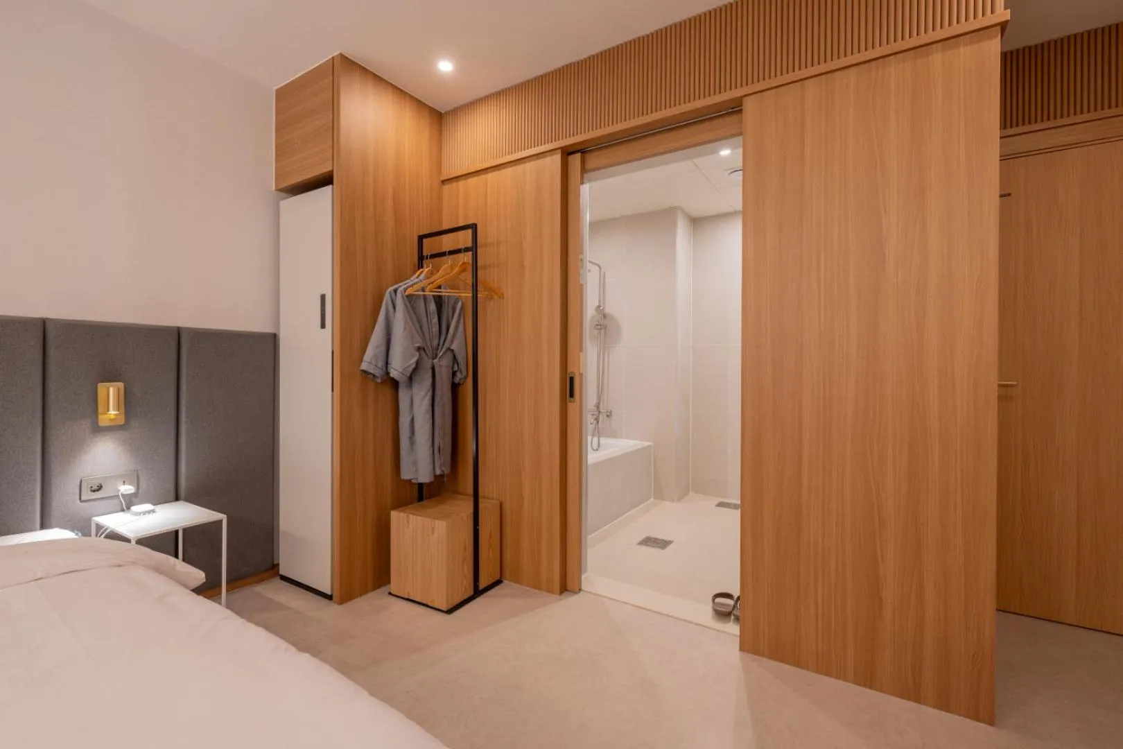 wardrobe, Bed in H-avenue Hotel Munhyeon