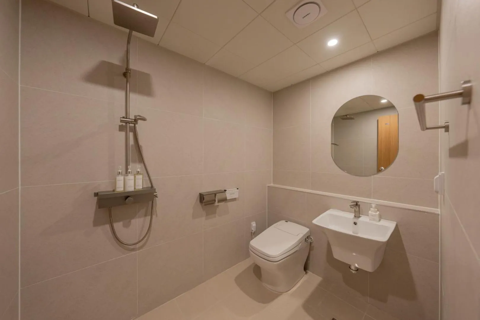 Shower in H-avenue Hotel Munhyeon